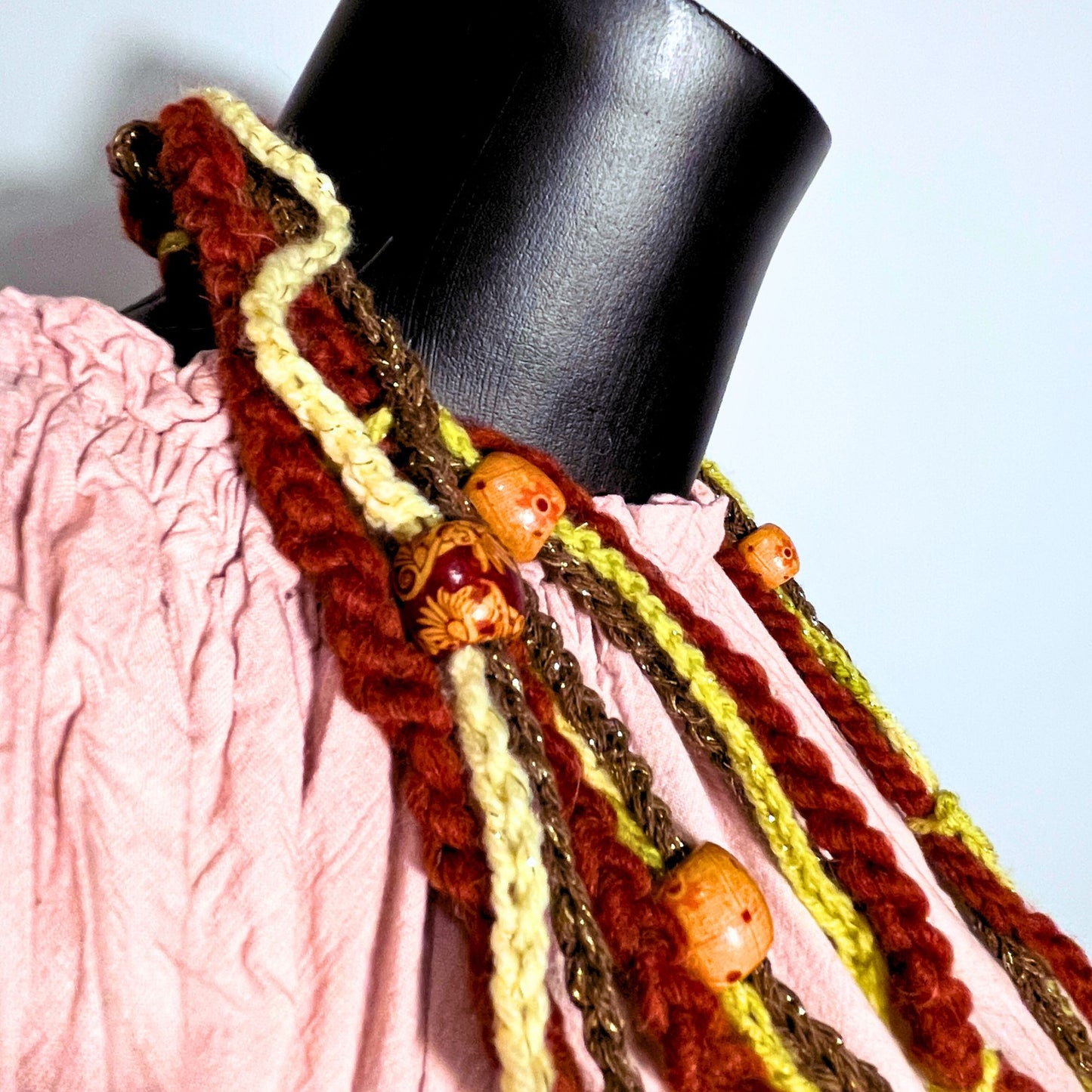 SteamVoyage - collana per cosplay etnico in cordino marrone, lana rossa e verde lavorata all'uncinetto e perle in legno con fantasie etniche