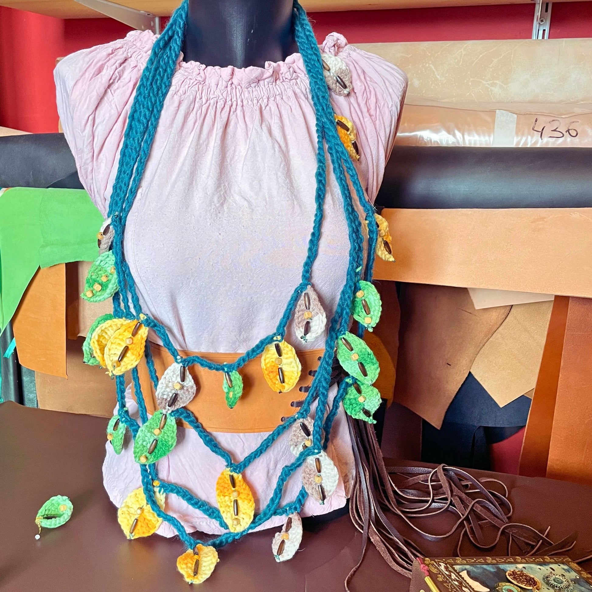 SteamVoyage - collana della sciamana in lana verde, arancione e marrone lavorata all'uncinetto con foglioline in lana e perline in legno per cosplay e LARP