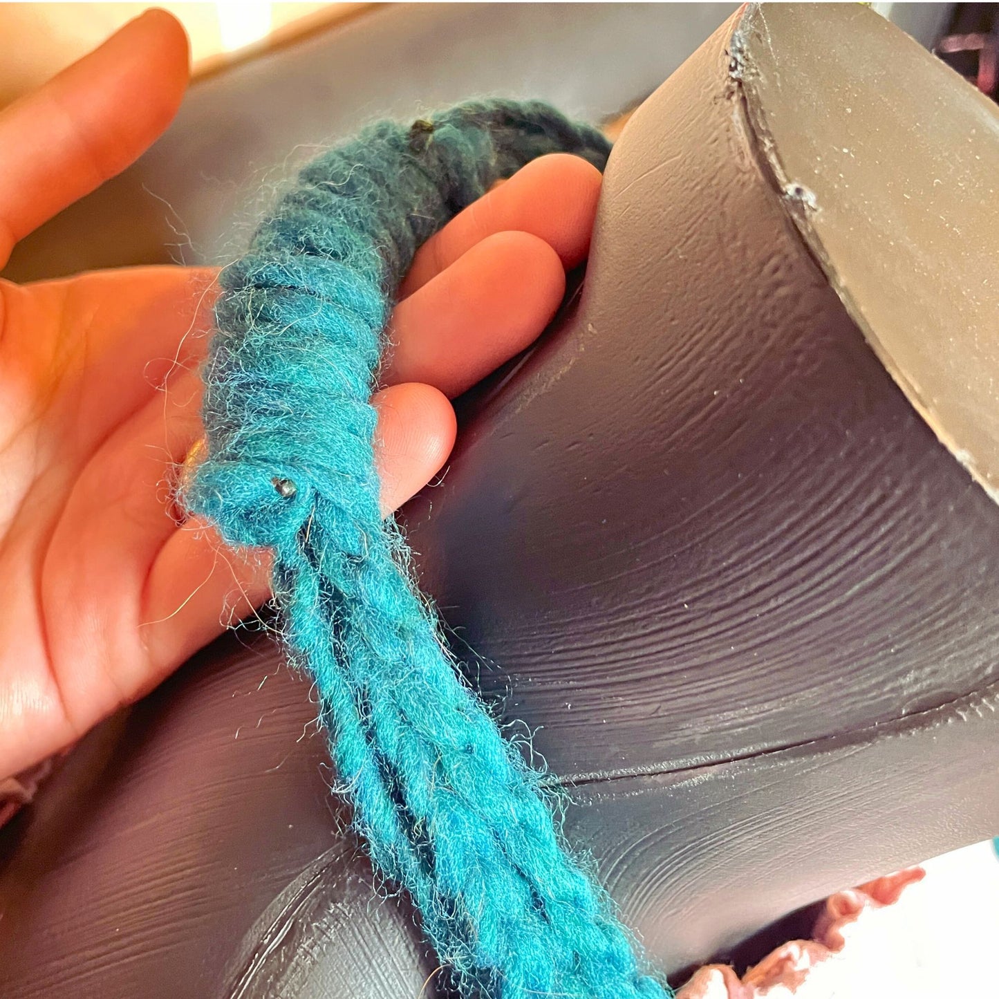 SteamVoyage - collana della sciamana in lana verde, arancione e marrone lavorata all'uncinetto con foglioline in lana e perline in legno per cosplay e LARP