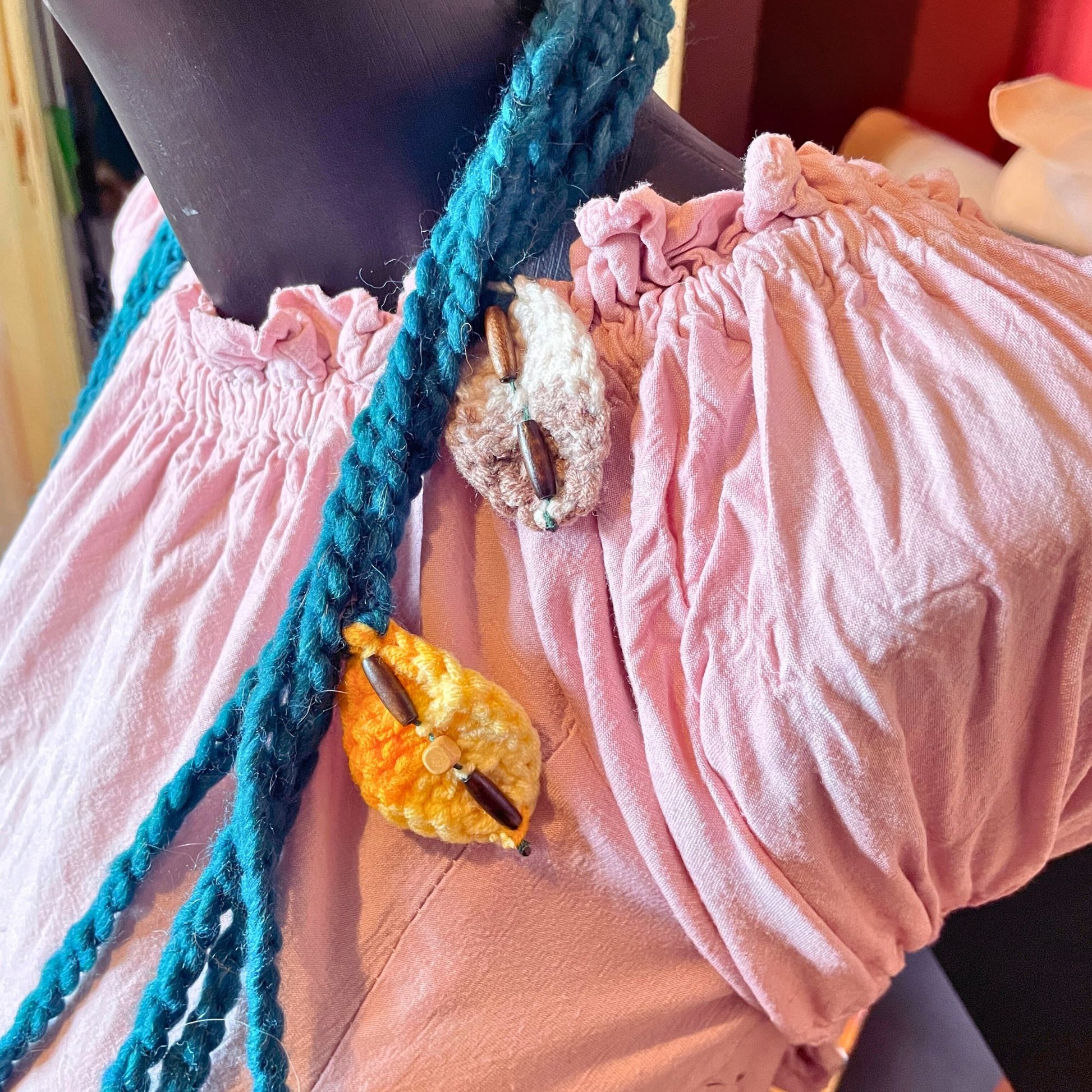 SteamVoyage - collana della sciamana in lana verde, arancione e marrone lavorata all'uncinetto con foglioline in lana e perline in legno per cosplay e LARP