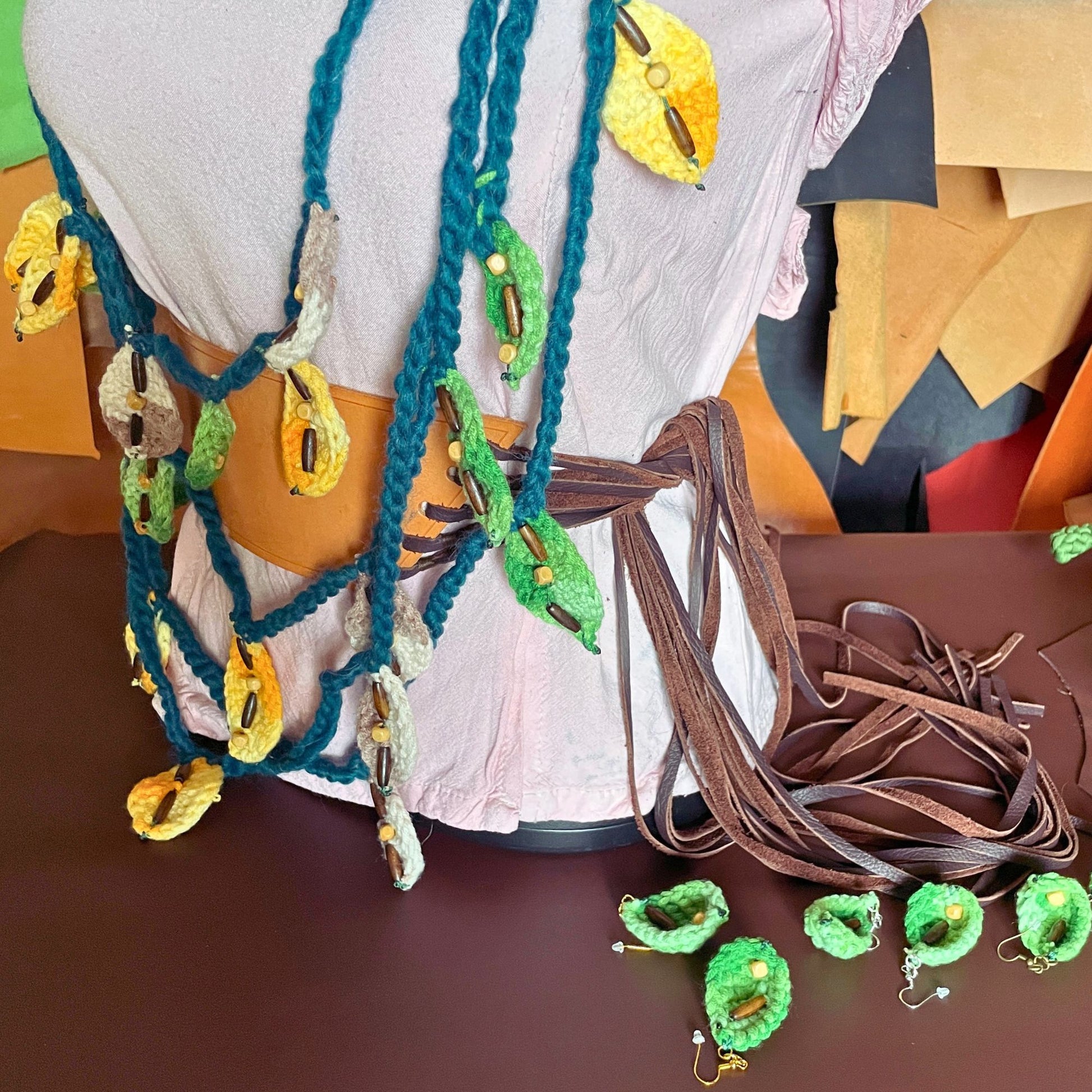 SteamVoyage - collana della sciamana in lana verde, arancione e marrone lavorata all'uncinetto con foglioline in lana e perline in legno per cosplay e LARP