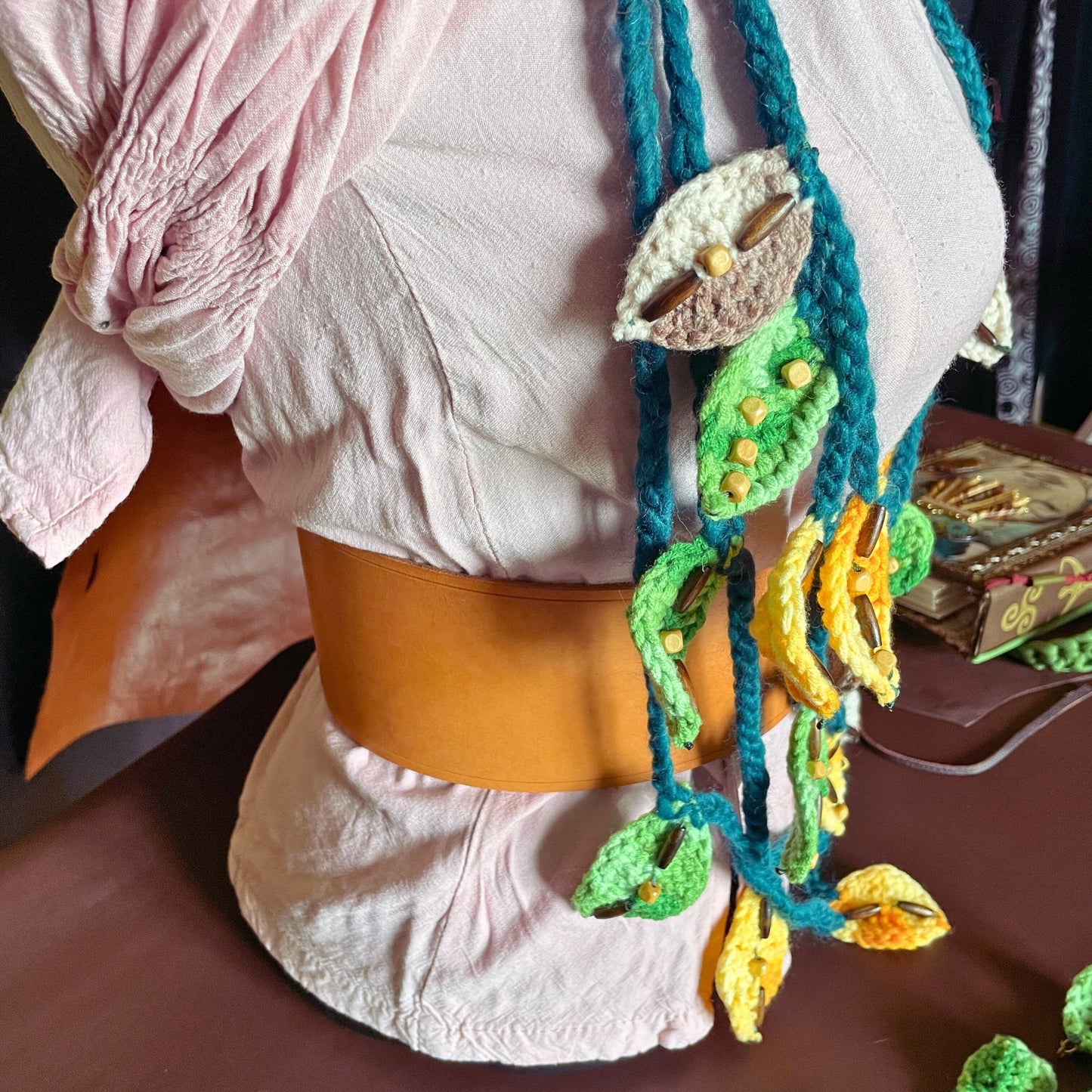 SteamVoyage - collana della sciamana in lana verde, arancione e marrone lavorata all'uncinetto con foglioline in lana e perline in legno per cosplay e LARP