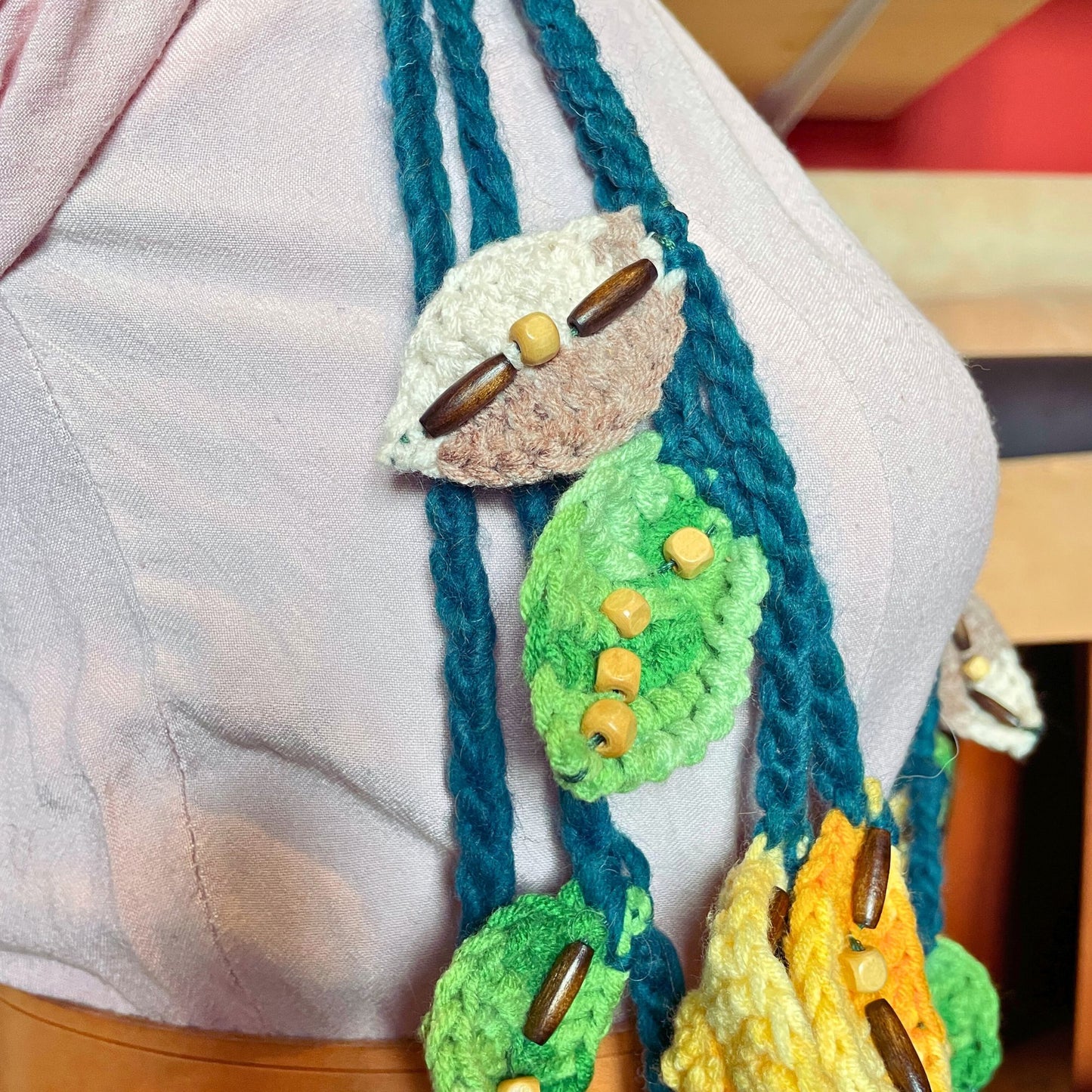 SteamVoyage - collana della sciamana in lana verde, arancione e marrone lavorata all'uncinetto con foglioline in lana e perline in legno per cosplay e LARP