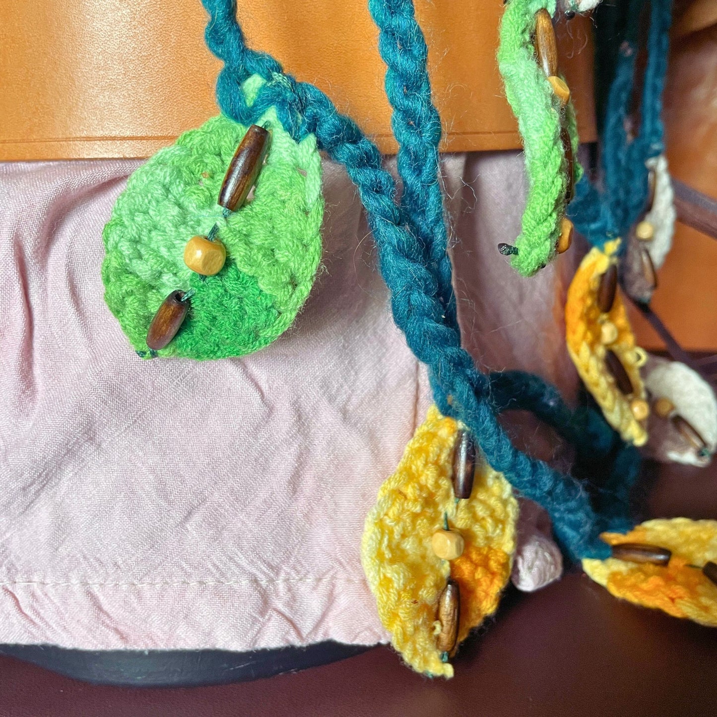 SteamVoyage - collana della sciamana in lana verde, arancione e marrone lavorata all'uncinetto con foglioline in lana e perline in legno per cosplay e LARP