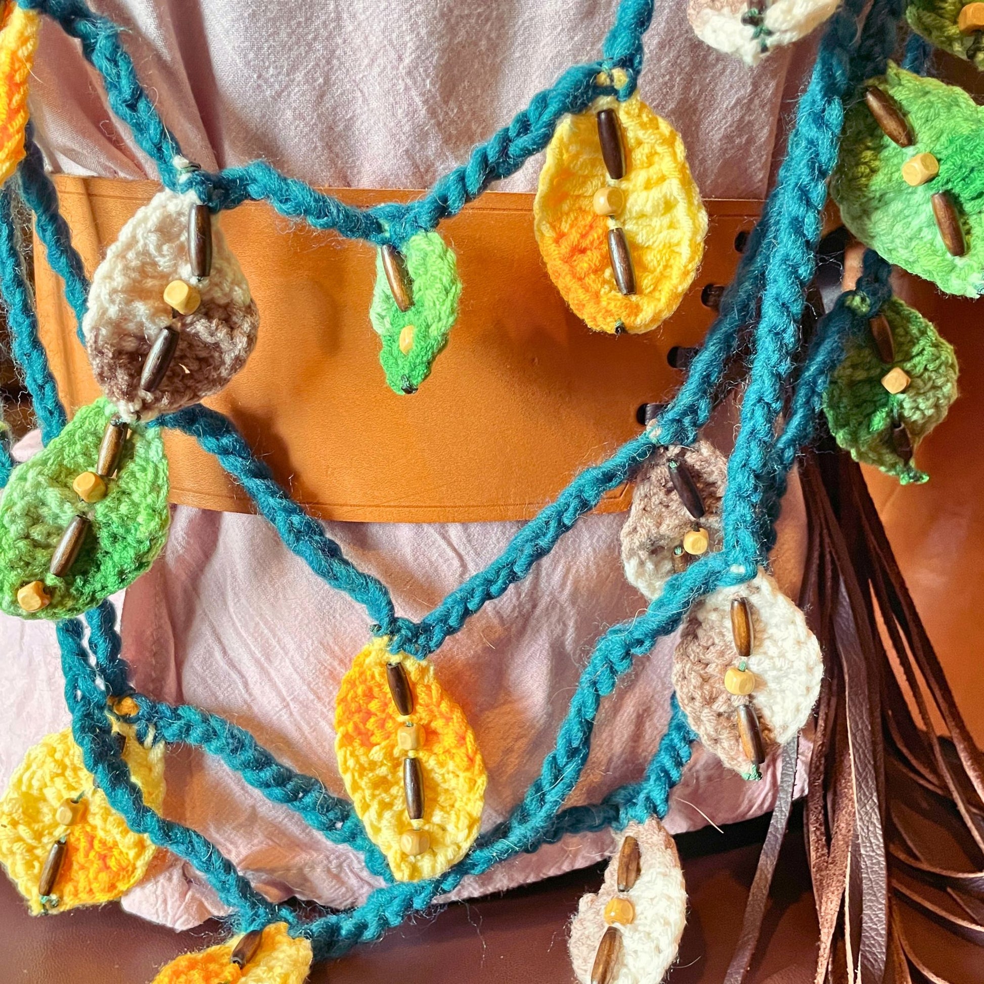 SteamVoyage - collana della sciamana in lana verde, arancione e marrone lavorata all'uncinetto con foglioline in lana e perline in legno per cosplay e LARP