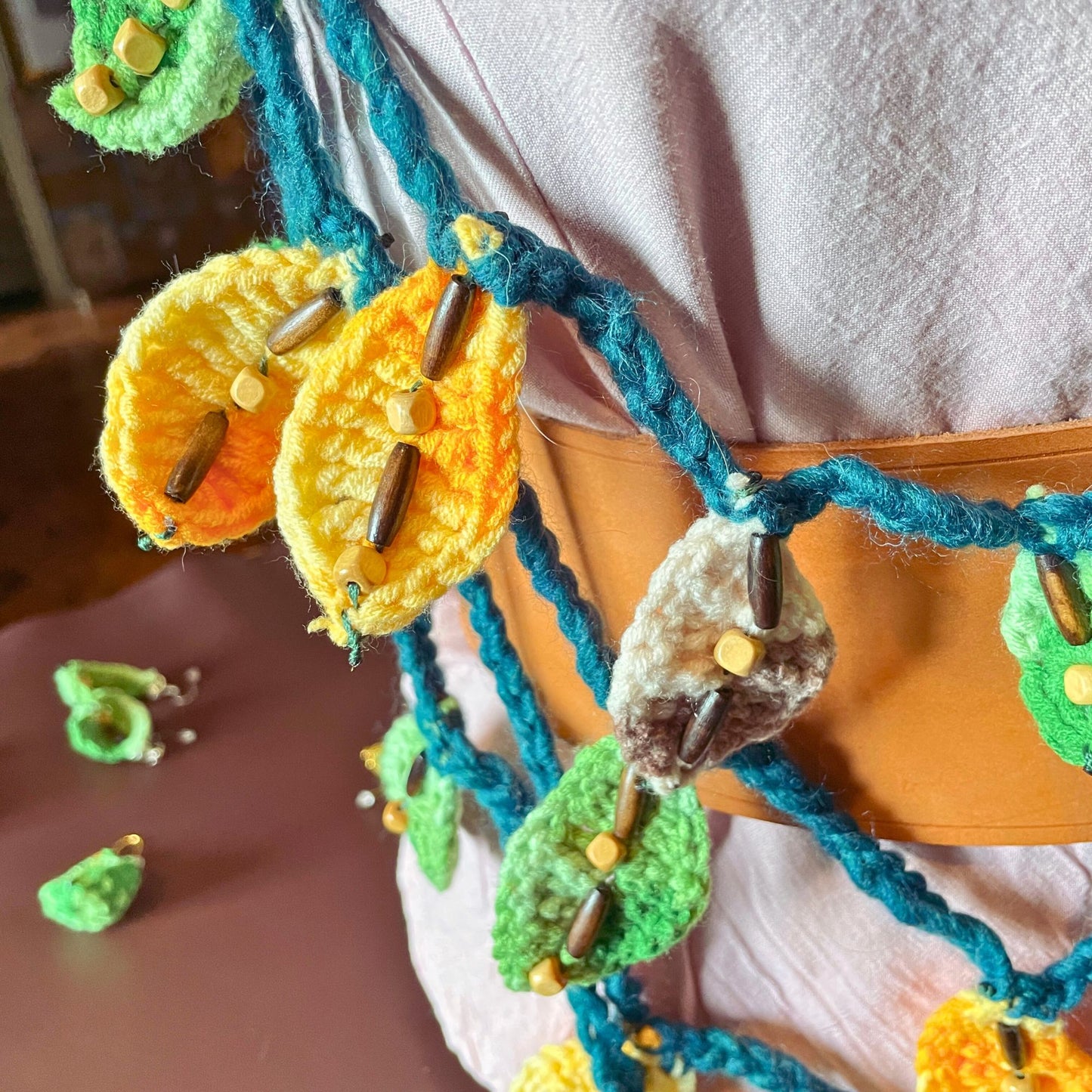 SteamVoyage - collana della sciamana in lana verde, arancione e marrone lavorata all'uncinetto con foglioline in lana e perline in legno per cosplay e LARP