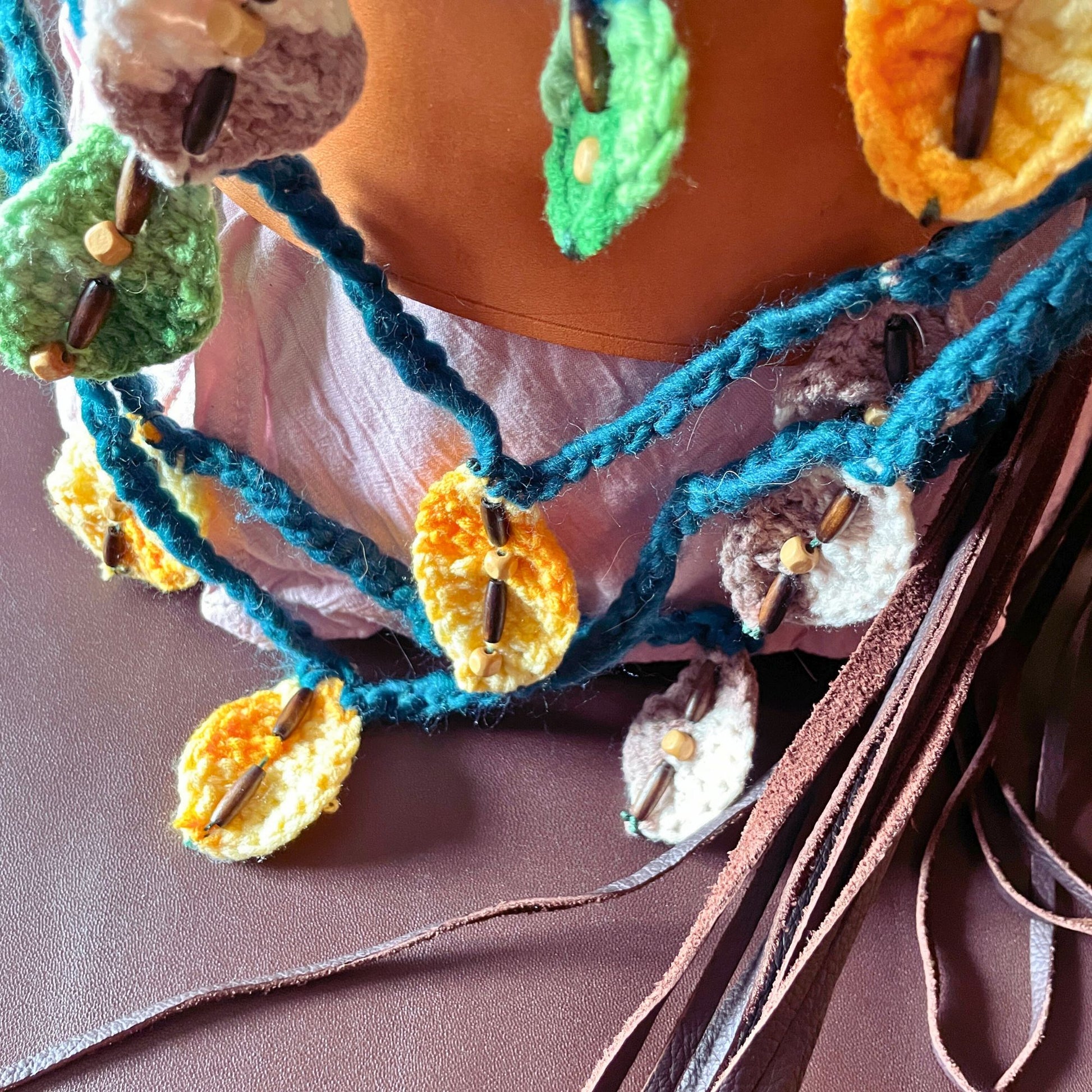 SteamVoyage - collana della sciamana in lana verde, arancione e marrone lavorata all'uncinetto con foglioline in lana e perline in legno per cosplay e LARP