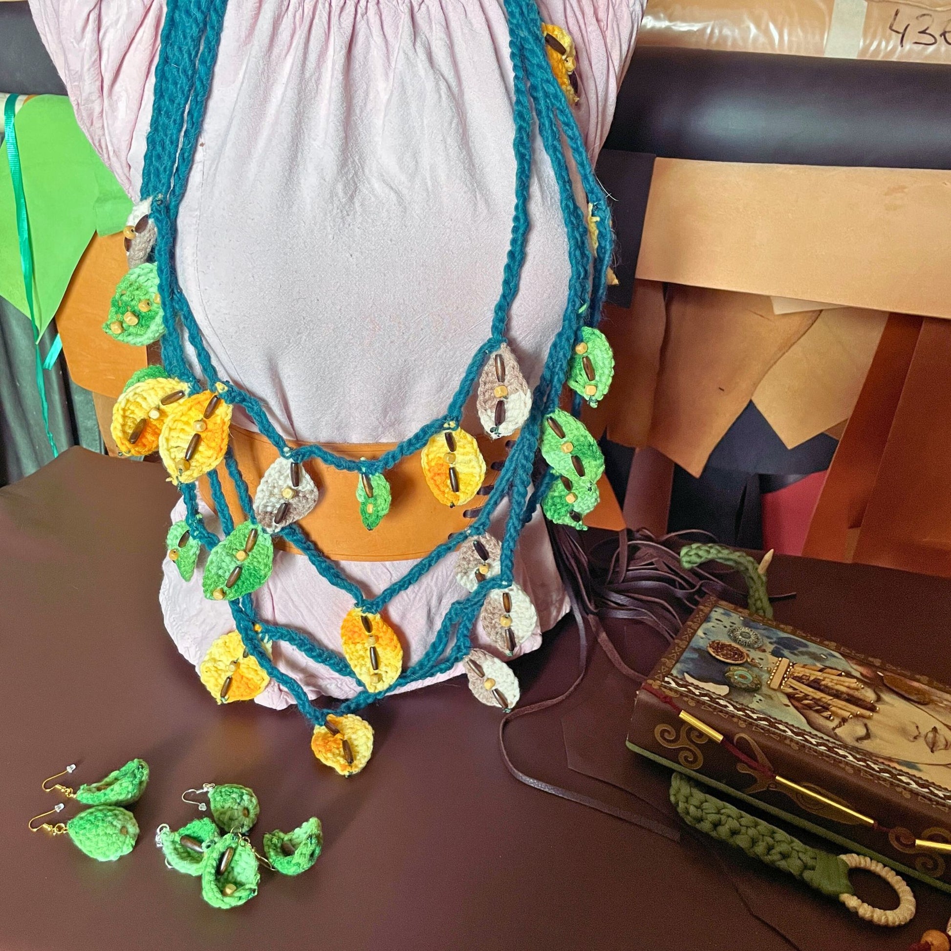 SteamVoyage - collana della sciamana in lana verde, arancione e marrone lavorata all'uncinetto con foglioline in lana e perline in legno per cosplay e LARP