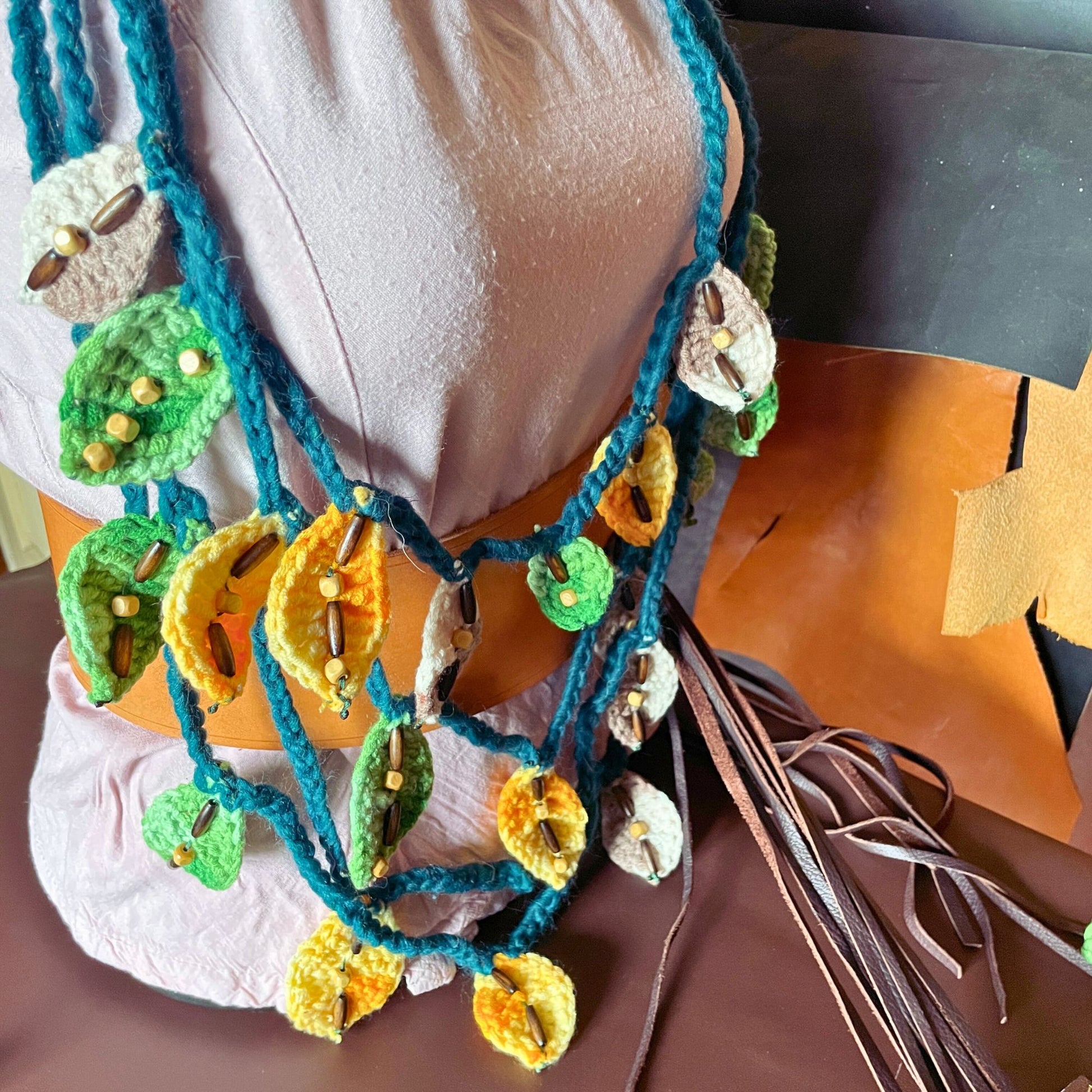 SteamVoyage - collana della sciamana in lana verde, arancione e marrone lavorata all'uncinetto con foglioline in lana e perline in legno per cosplay e LARP