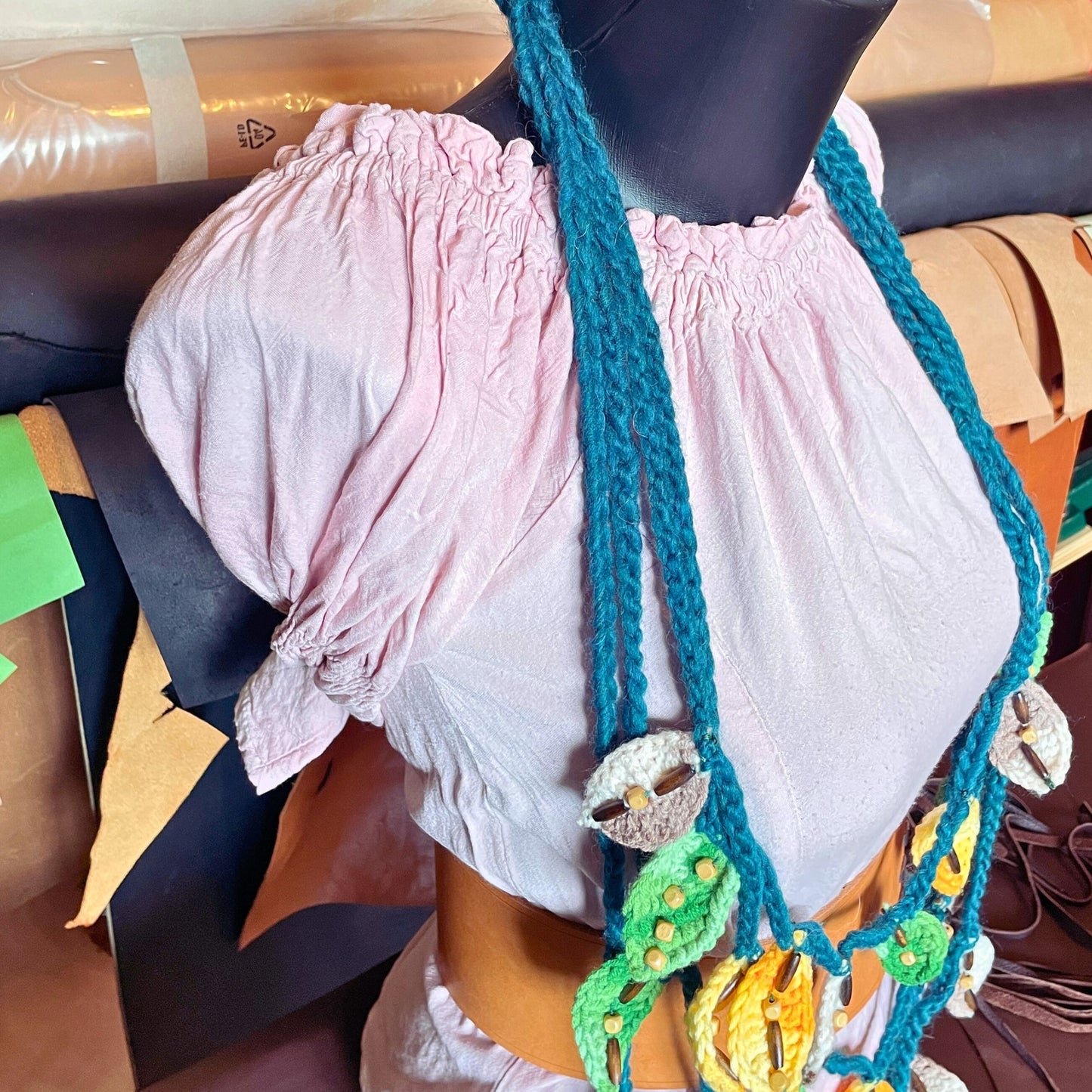 SteamVoyage - collana della sciamana in lana verde, arancione e marrone lavorata all'uncinetto con foglioline in lana e perline in legno per cosplay e LARP