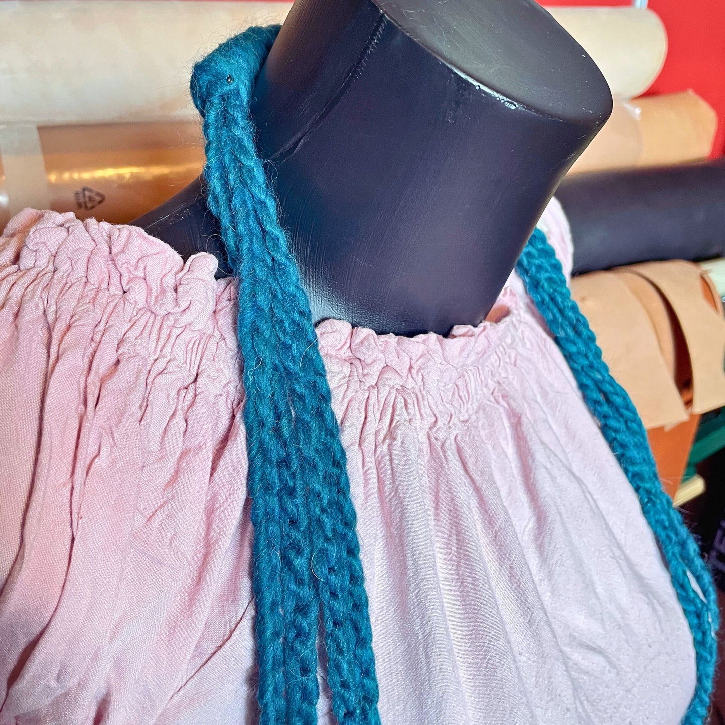 SteamVoyage - collana della sciamana in lana verde, arancione e marrone lavorata all'uncinetto con foglioline in lana e perline in legno per cosplay e LARP