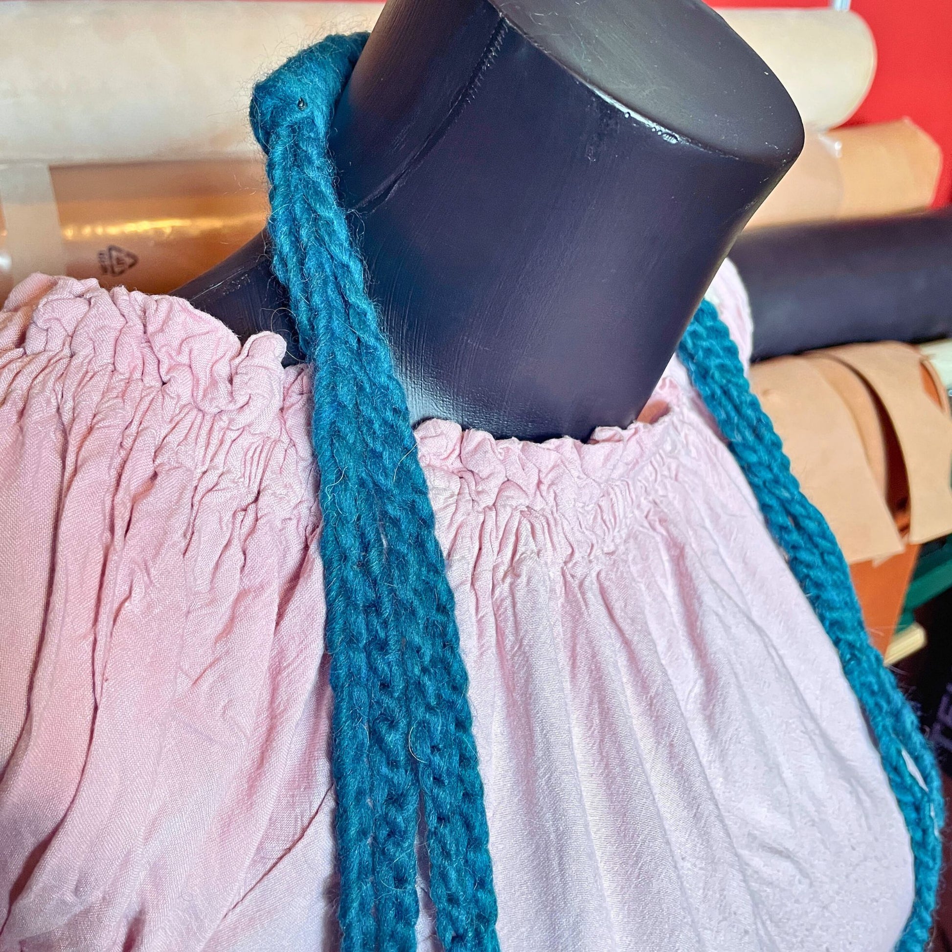 SteamVoyage - collana della sciamana in lana verde, arancione e marrone lavorata all'uncinetto con foglioline in lana e perline in legno per cosplay e LARP