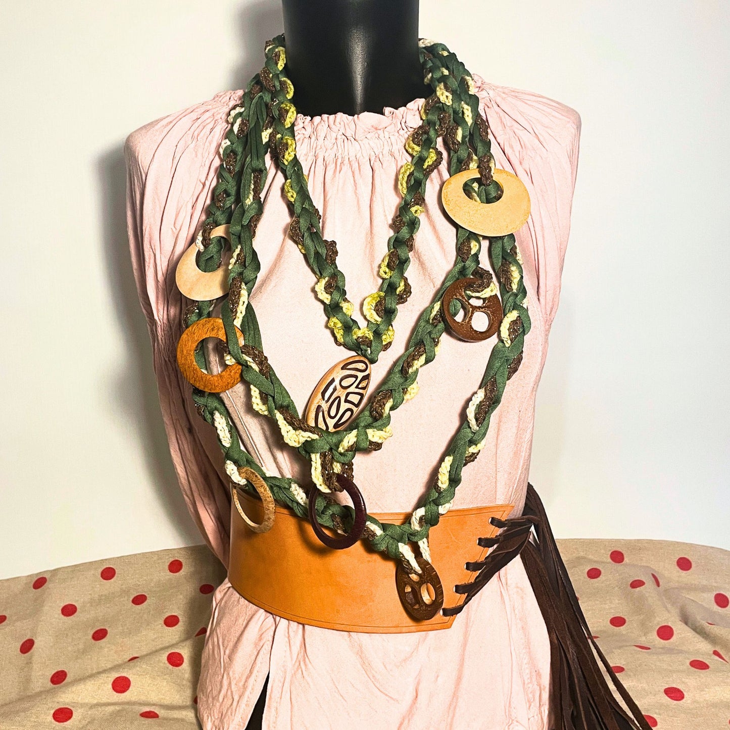 SteamVoyage - collana in lycra verde, lana verde chiaro e cordino marrone con applicazioni etniche in legno - accessori per cosplayer all'uncinetto