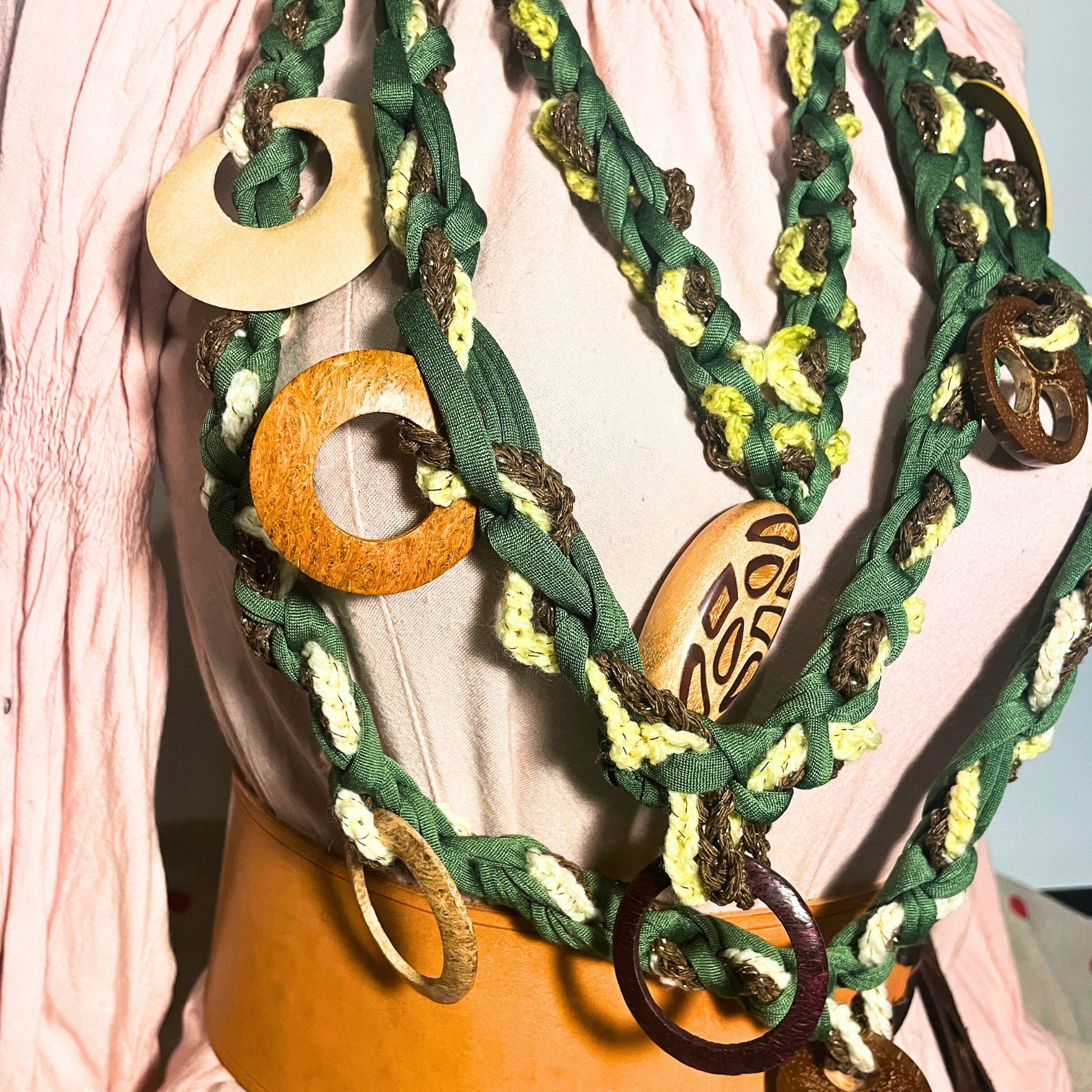 SteamVoyage - collana in lycra verde, lana verde chiaro e cordino marrone con applicazioni etniche in legno - accessori per cosplayer all'uncinetto