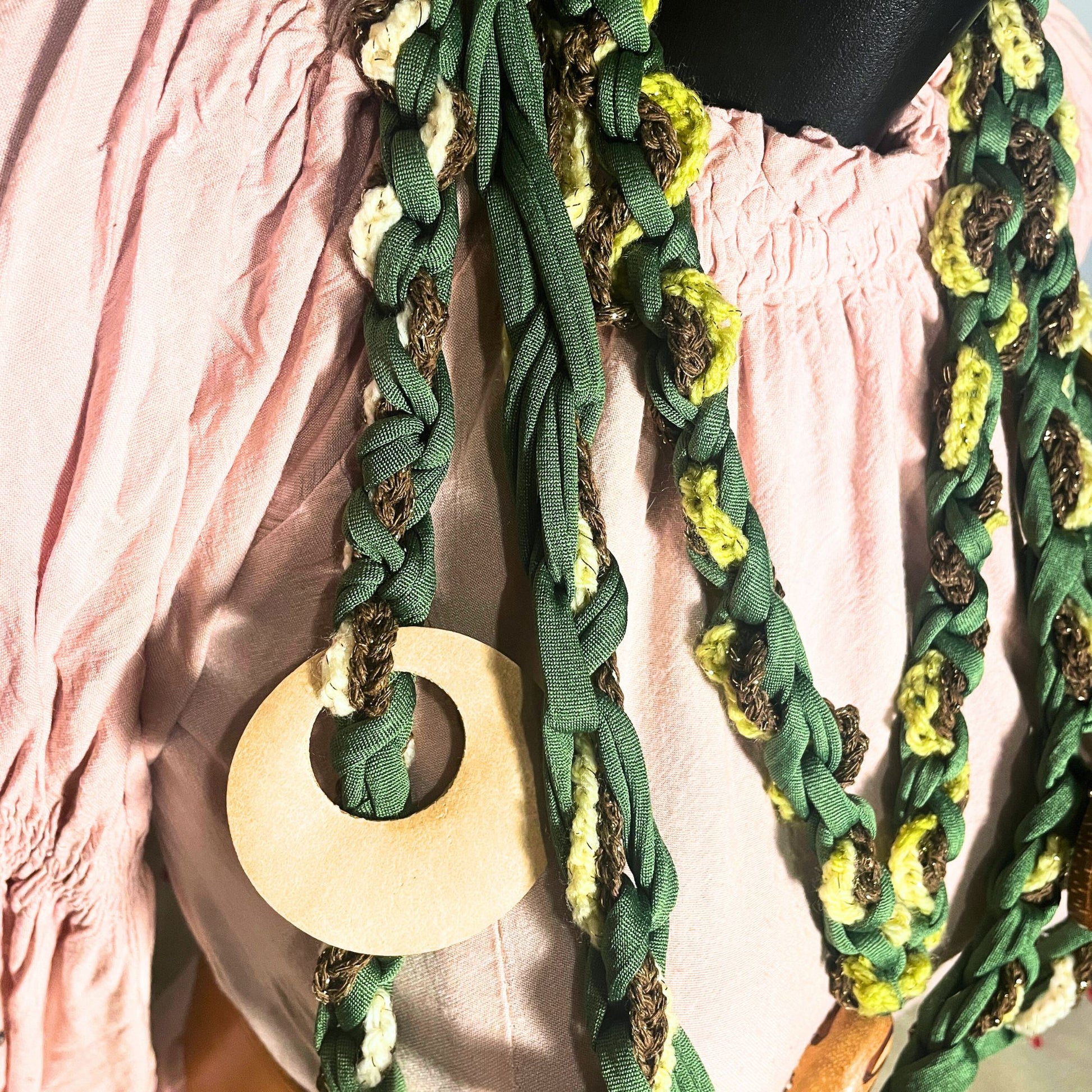 SteamVoyage - collana in lycra verde, lana verde chiaro e cordino marrone con applicazioni etniche in legno - accessori per cosplayer all'uncinetto