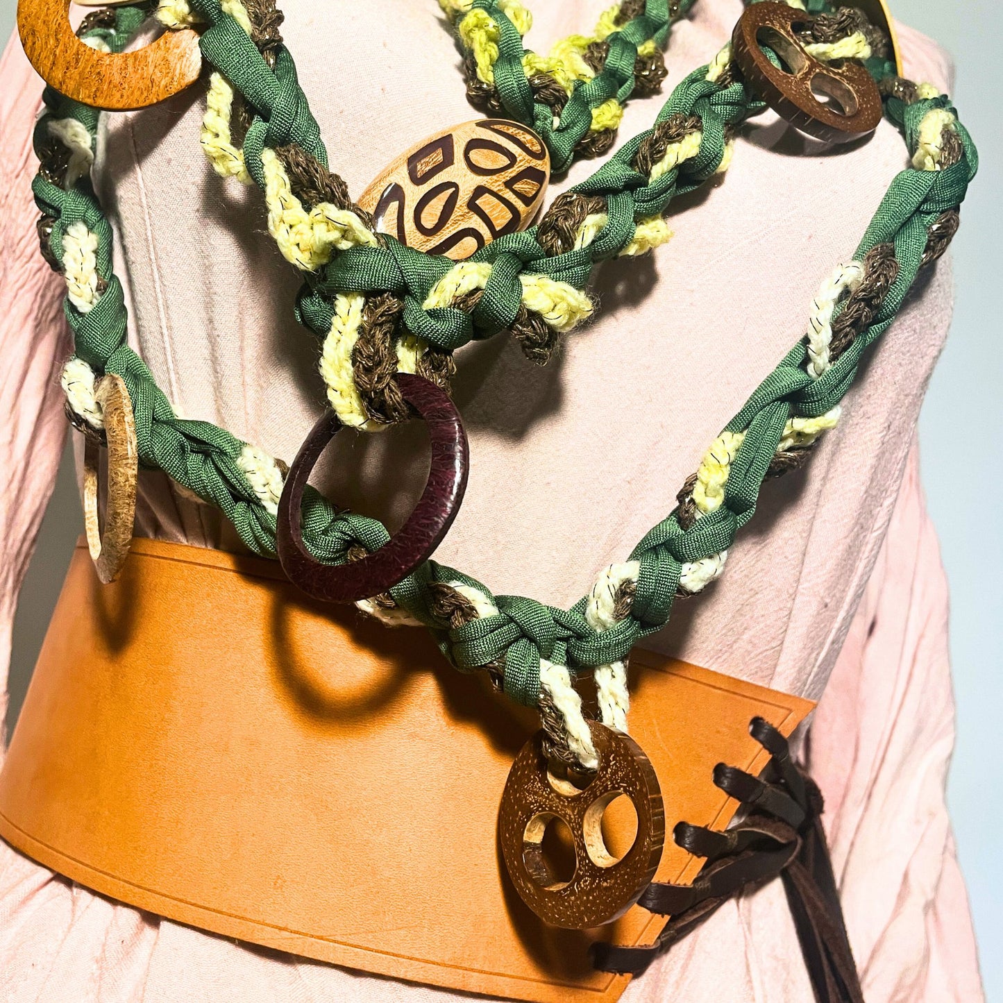 SteamVoyage - collana in lycra verde, lana verde chiaro e cordino marrone con applicazioni etniche in legno - accessori per cosplayer all'uncinetto