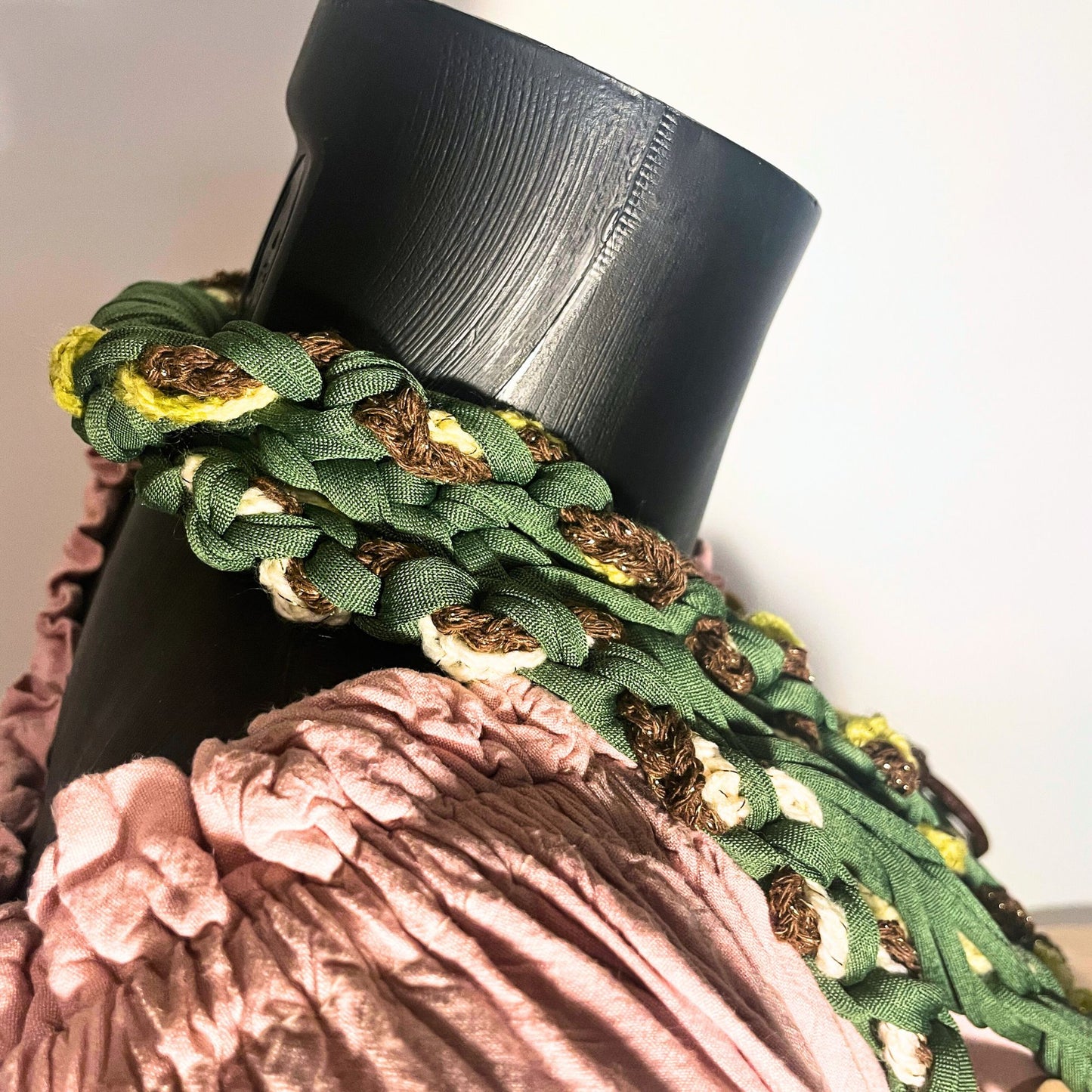 SteamVoyage - collana in lycra verde, lana verde chiaro e cordino marrone con applicazioni etniche in legno - accessori per cosplayer all'uncinetto
