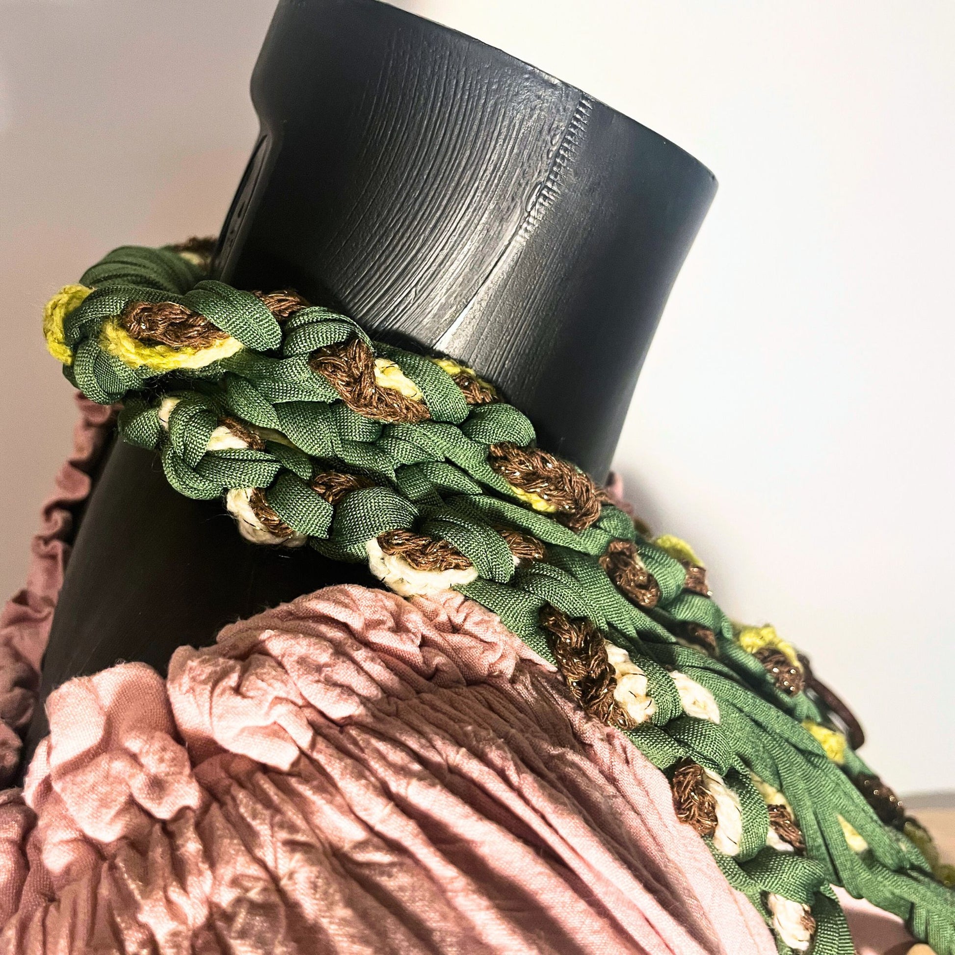 SteamVoyage - collana in lycra verde, lana verde chiaro e cordino marrone con applicazioni etniche in legno - accessori per cosplayer all'uncinetto