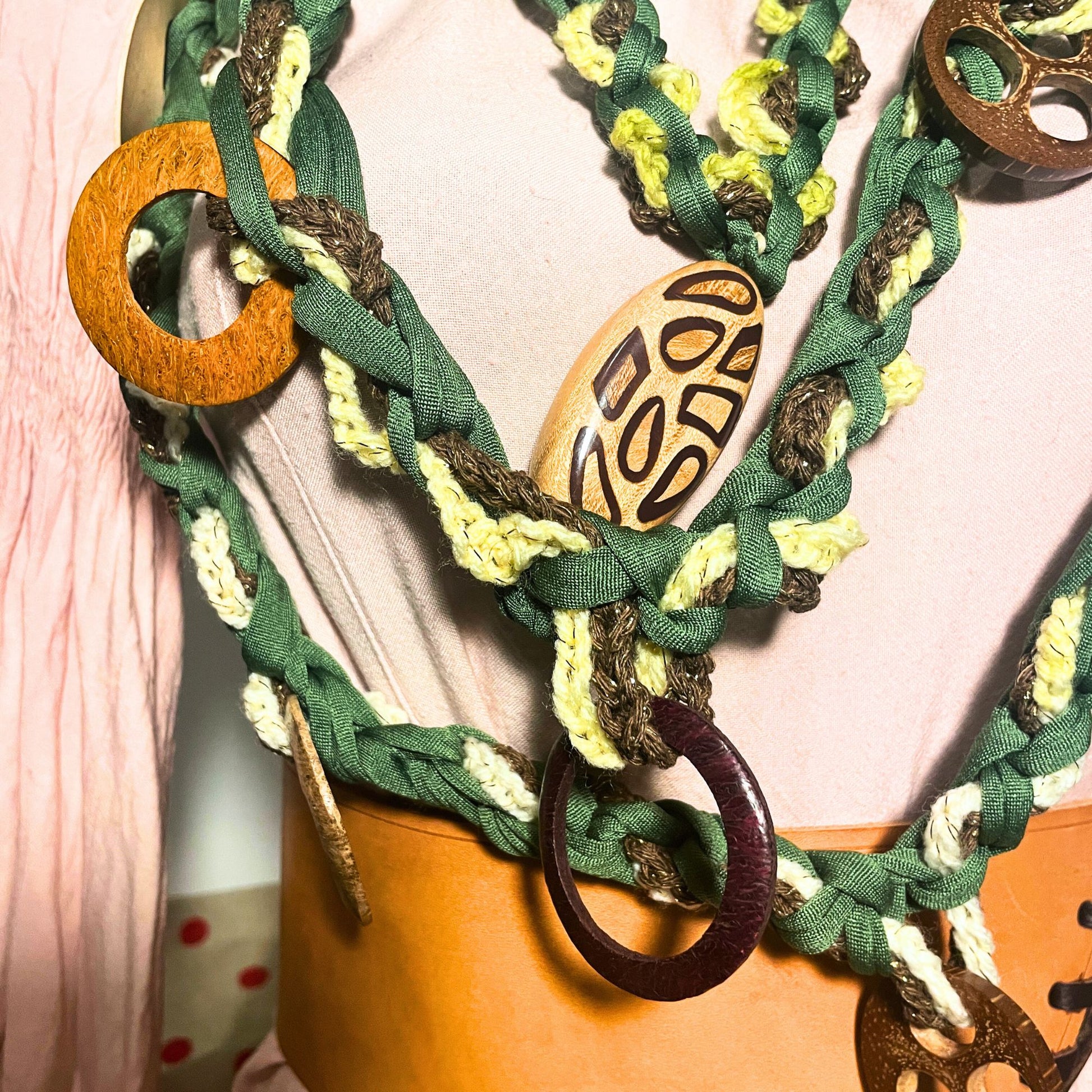 SteamVoyage - collana in lycra verde, lana verde chiaro e cordino marrone con applicazioni etniche in legno - accessori per cosplayer all'uncinetto