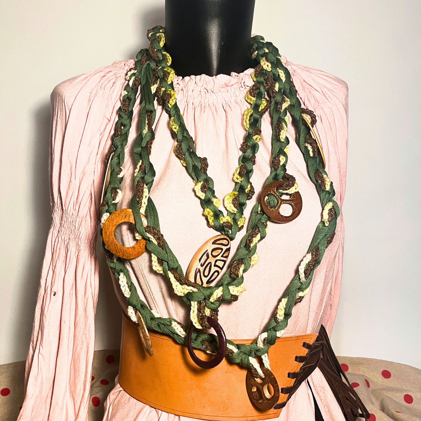 SteamVoyage - collana in lycra verde, lana verde chiaro e cordino marrone con applicazioni etniche in legno - accessori per cosplayer all'uncinetto