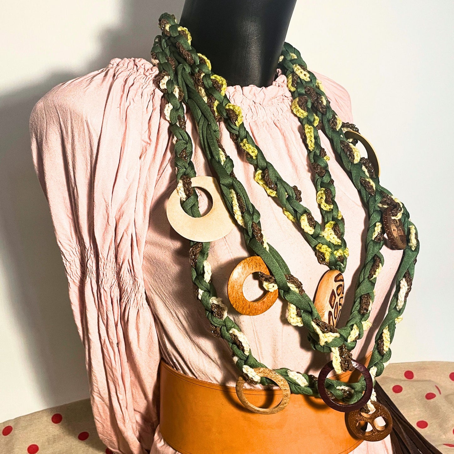 SteamVoyage - collana in lycra verde, lana verde chiaro e cordino marrone con applicazioni etniche in legno - accessori per cosplayer all'uncinetto