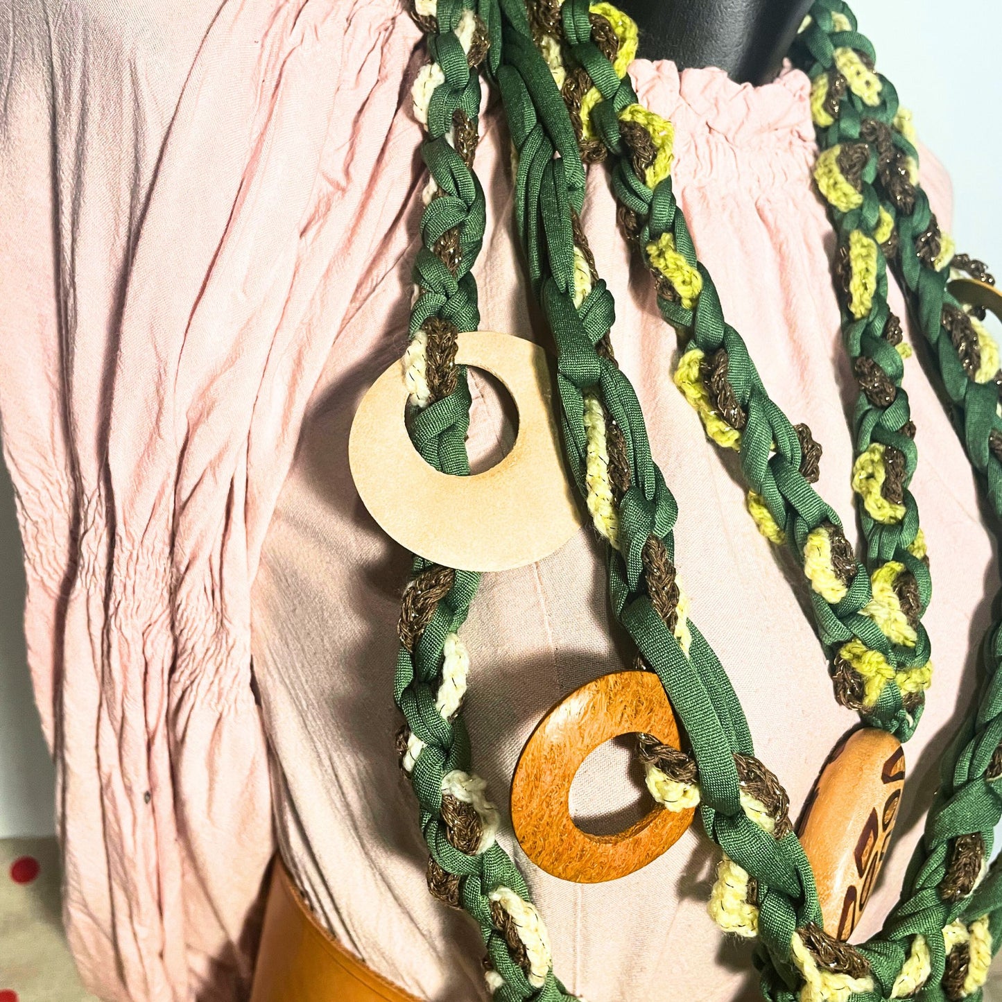 SteamVoyage - collana in lycra verde, lana verde chiaro e cordino marrone con applicazioni etniche in legno - accessori per cosplayer all'uncinetto