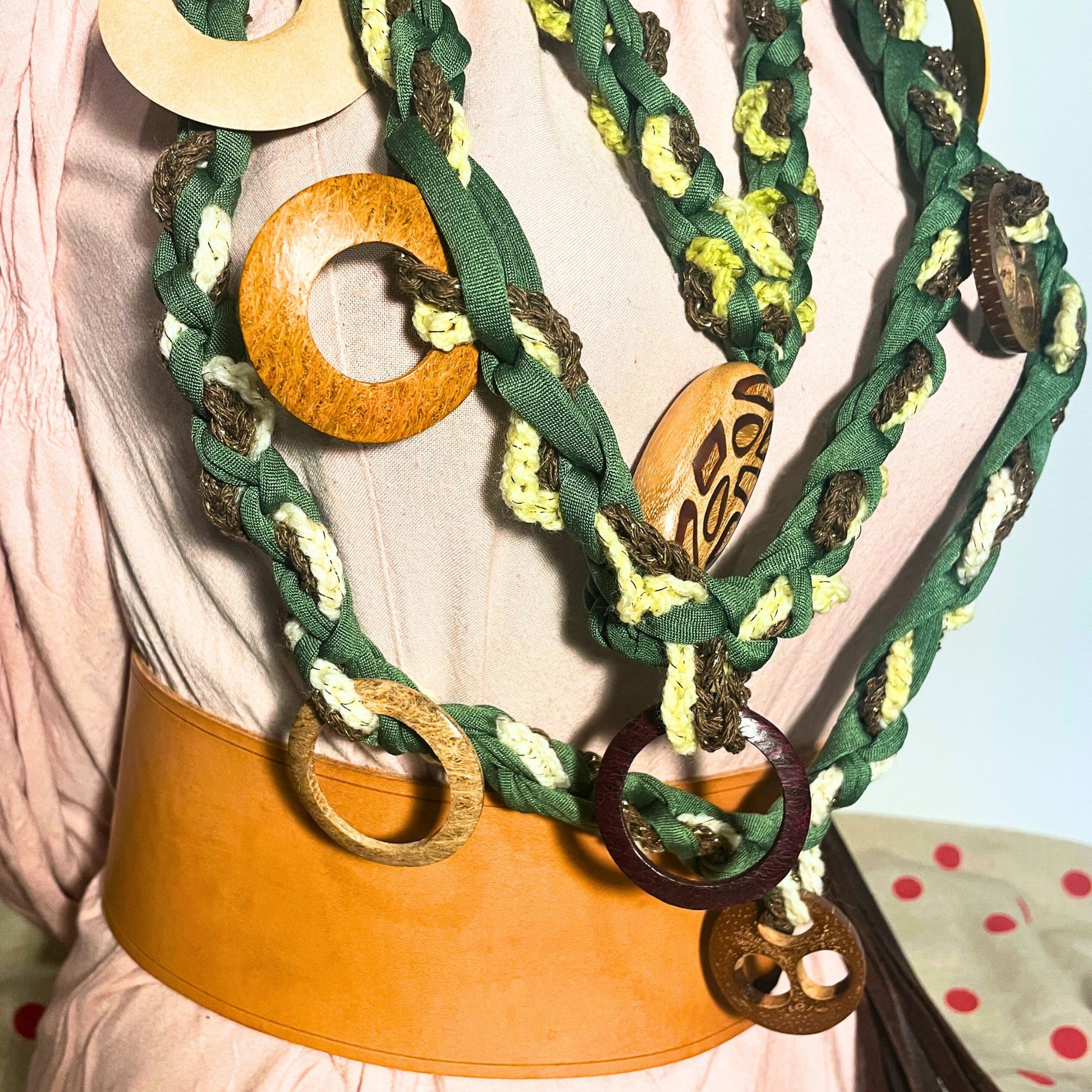 SteamVoyage - collana in lycra verde, lana verde chiaro e cordino marrone con applicazioni etniche in legno - accessori per cosplayer all'uncinetto