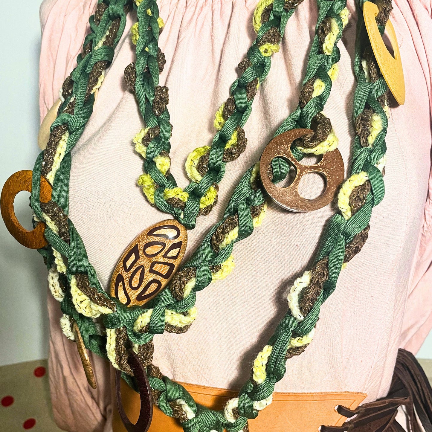 SteamVoyage - collana in lycra verde, lana verde chiaro e cordino marrone con applicazioni etniche in legno - accessori per cosplayer all'uncinetto