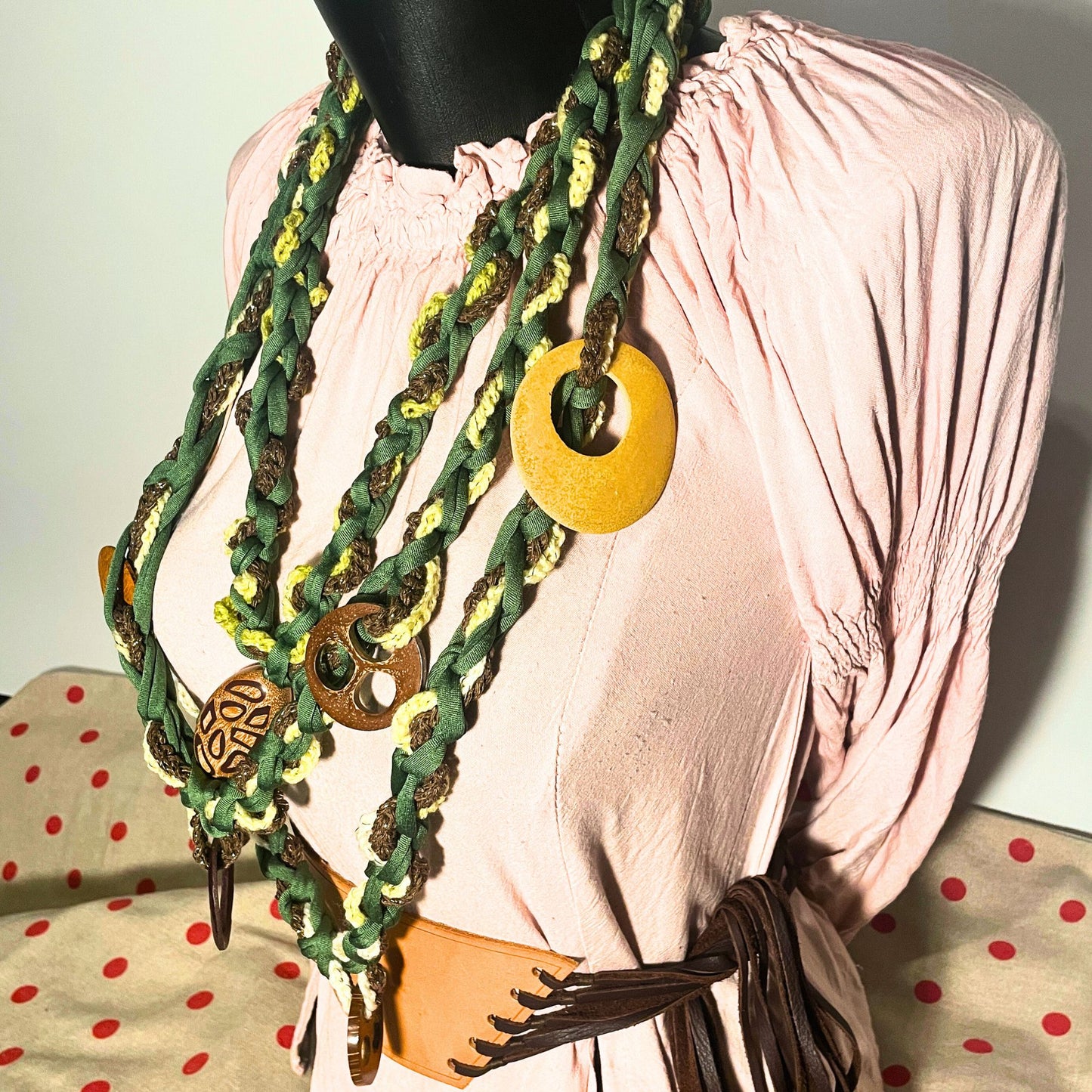 SteamVoyage - collana in lycra verde, lana verde chiaro e cordino marrone con applicazioni etniche in legno - accessori per cosplayer all'uncinetto