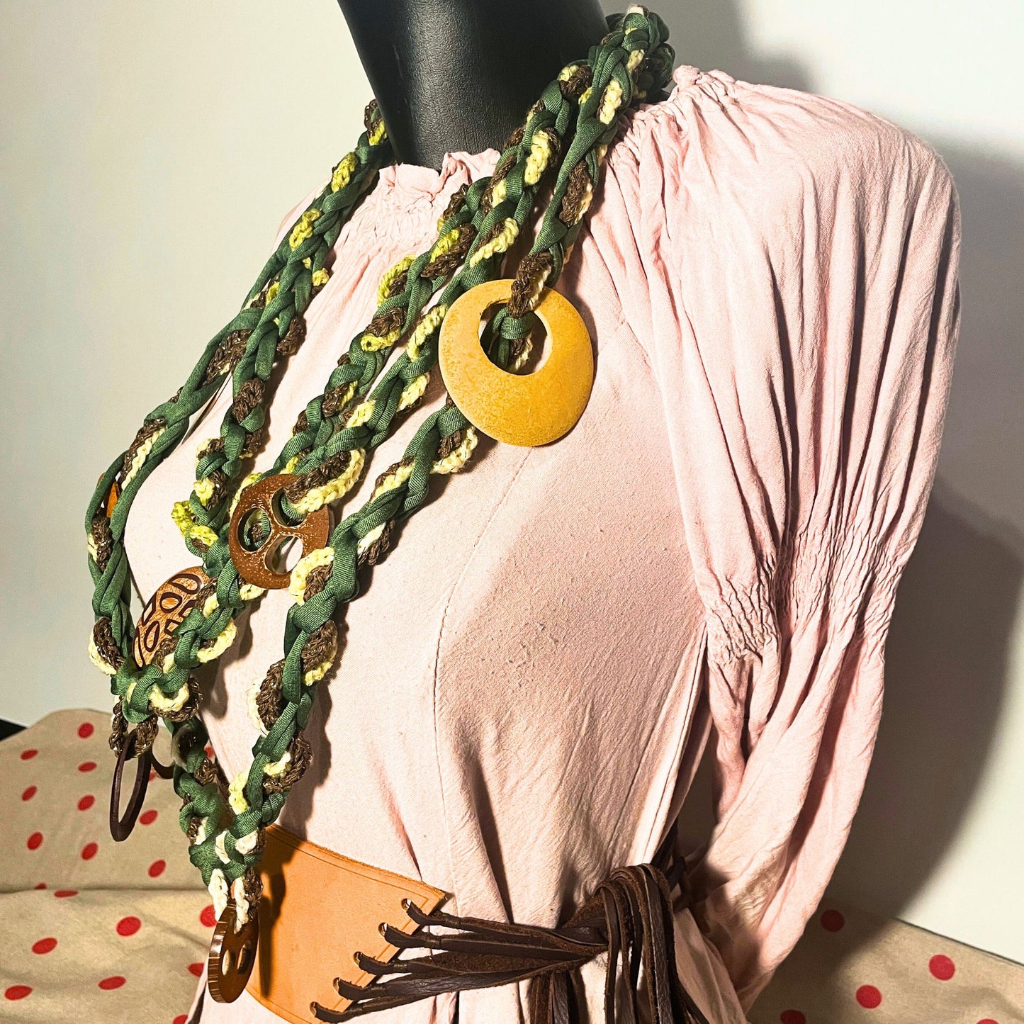 SteamVoyage - collana in lycra verde, lana verde chiaro e cordino marrone con applicazioni etniche in legno - accessori per cosplayer all'uncinetto