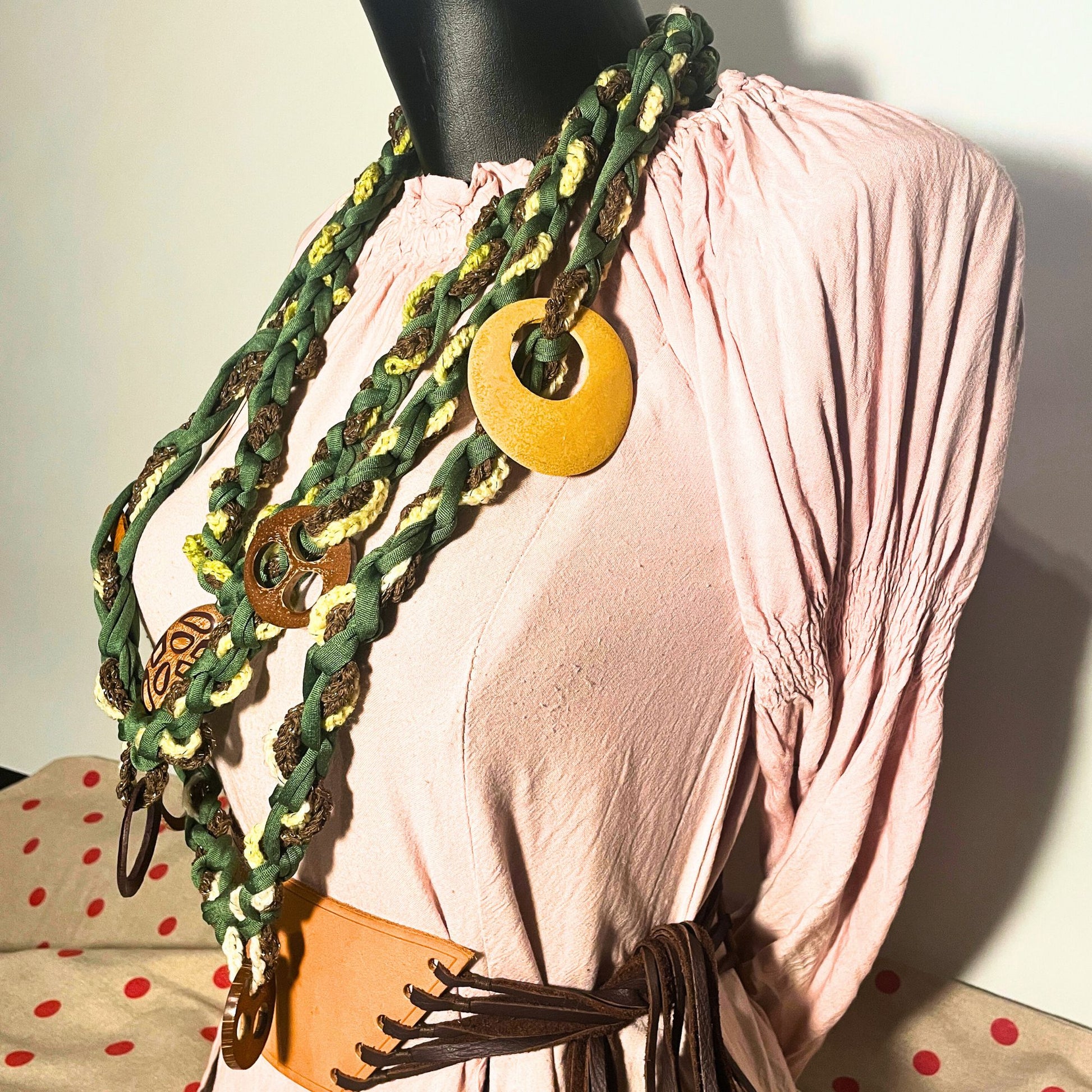 SteamVoyage - collana in lycra verde, lana verde chiaro e cordino marrone con applicazioni etniche in legno - accessori per cosplayer all'uncinetto