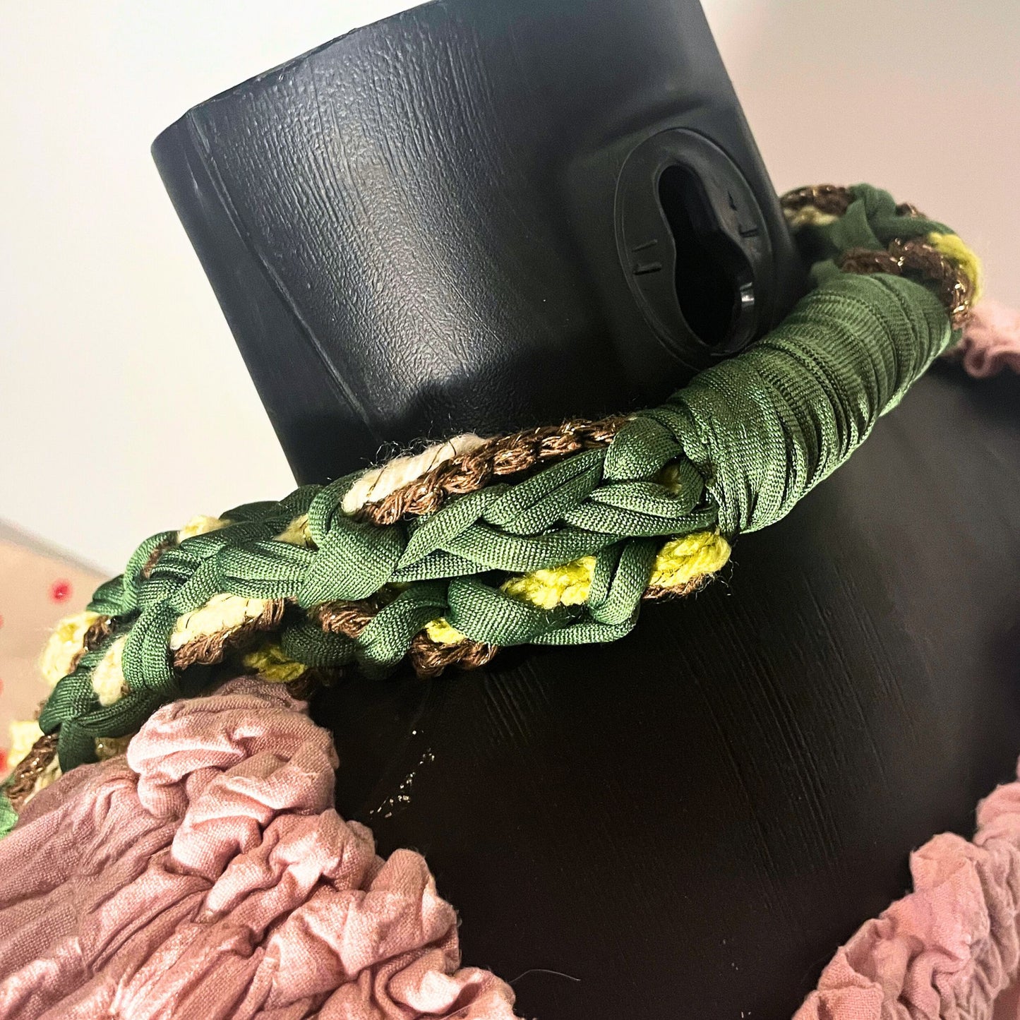 SteamVoyage - collana in lycra verde, lana verde chiaro e cordino marrone con applicazioni etniche in legno - accessori per cosplayer all'uncinetto