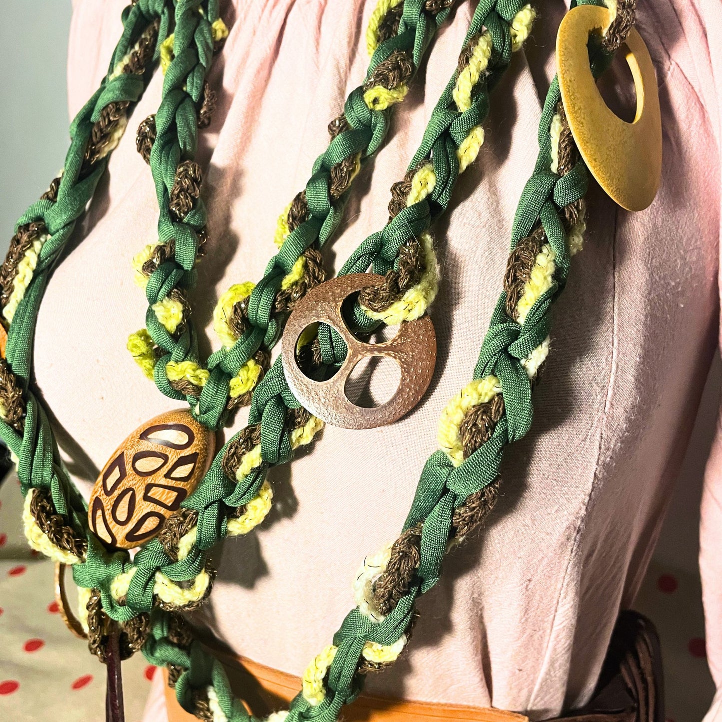SteamVoyage - collana in lycra verde, lana verde chiaro e cordino marrone con applicazioni etniche in legno - accessori per cosplayer all'uncinetto