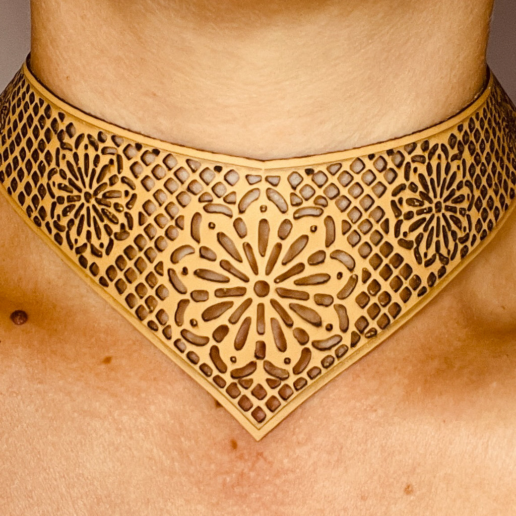 steamvoyage-collier a goccia in merletto di pelle con chiusura regolabile
