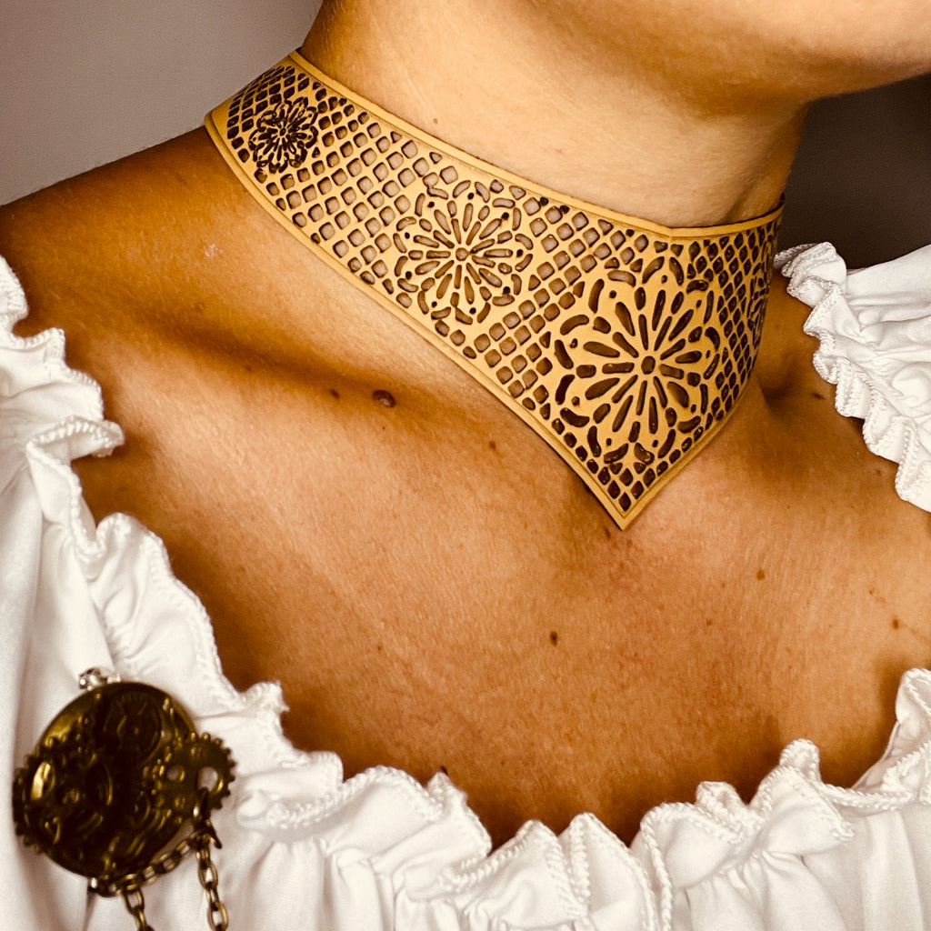 steamvoyage-collier a goccia in merletto di pelle con chiusura regolabile