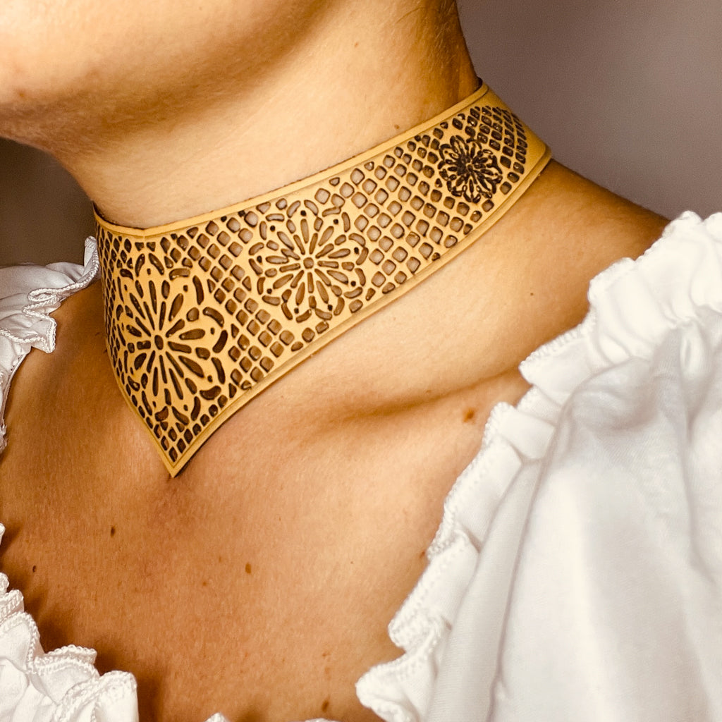 steamvoyage-collier a goccia in merletto di pelle con chiusura regolabile