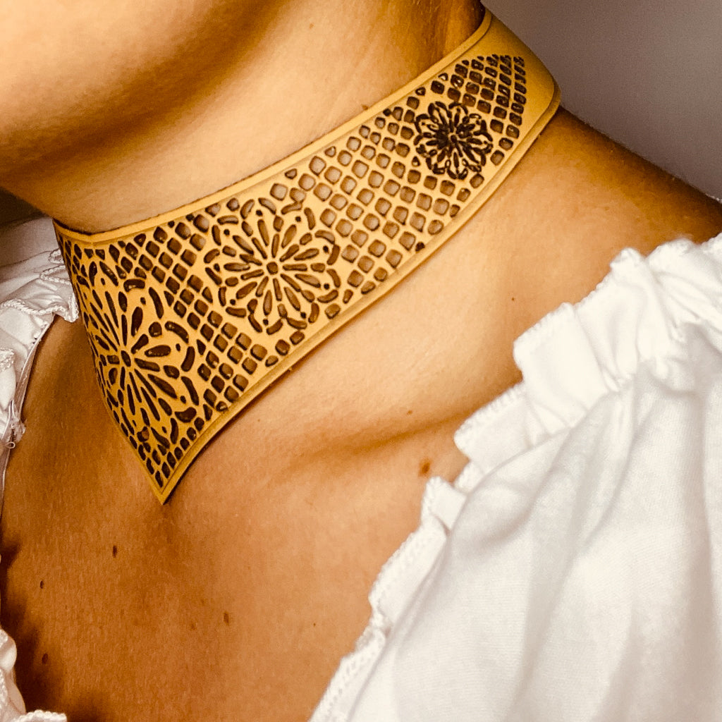 steamvoyage-collier a goccia in merletto di pelle con chiusura regolabile