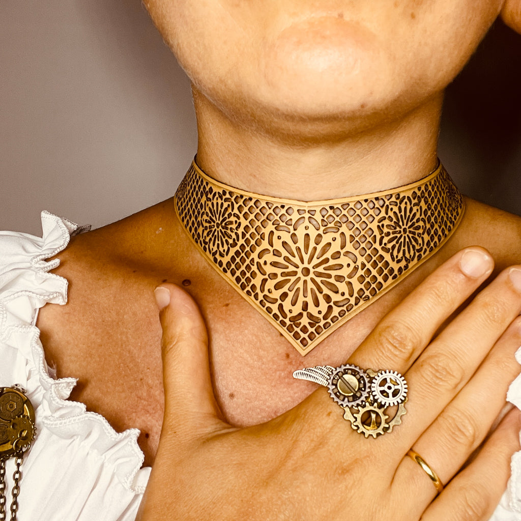 steamvoyage-collier a goccia in merletto di pelle con chiusura regolabile