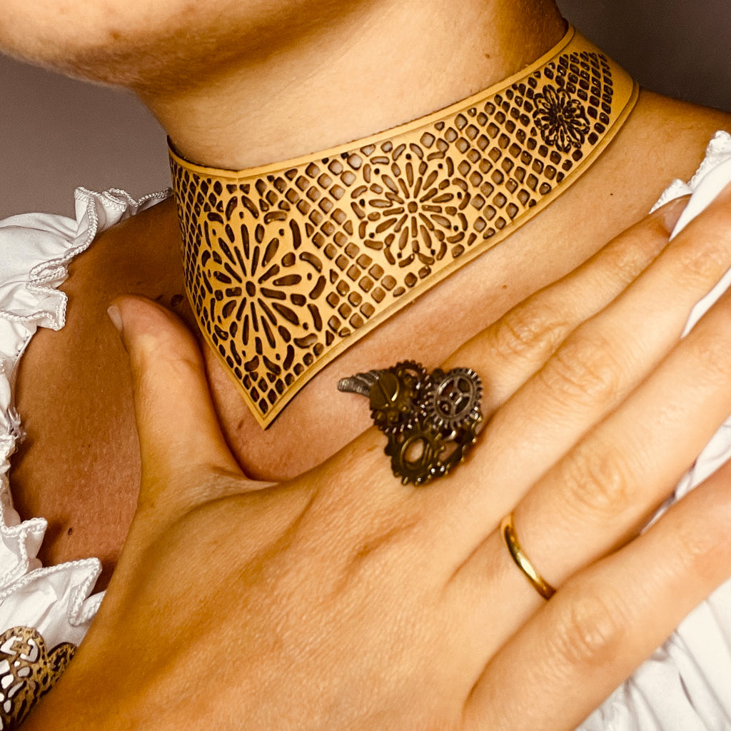 steamvoyage-collier a goccia in merletto di pelle con chiusura regolabile