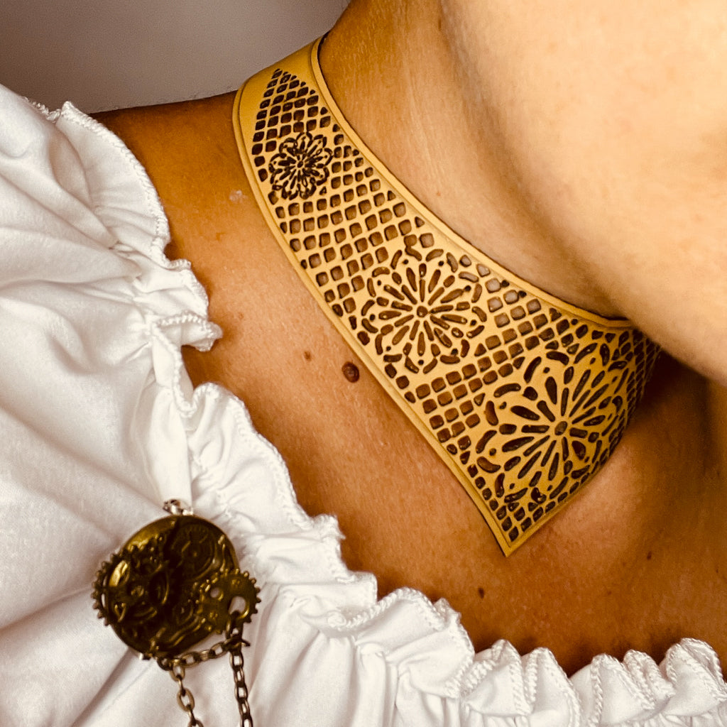 steamvoyage-collier a goccia in merletto di pelle con chiusura regolabile