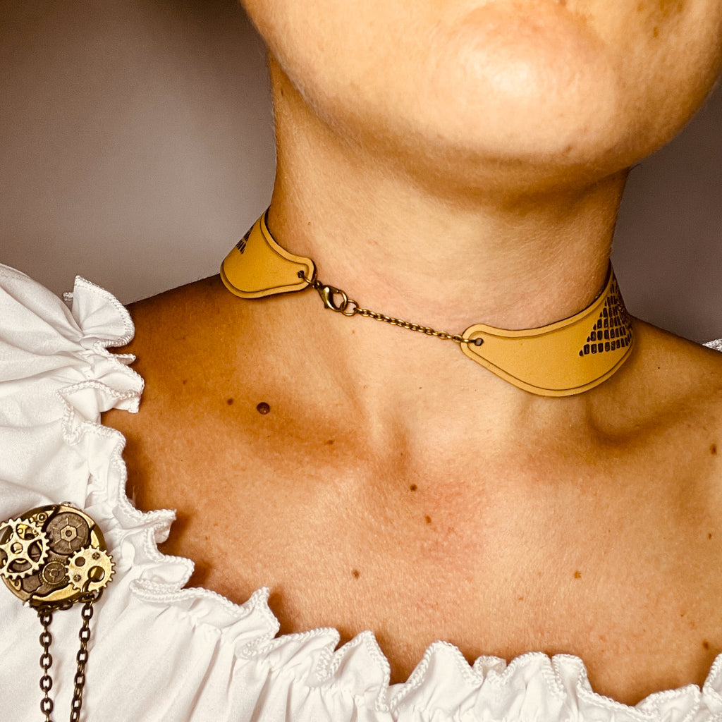 steamvoyage-collier a goccia in merletto di pelle con chiusura regolabile