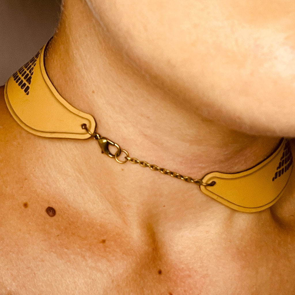steamvoyage-collier a goccia in merletto di pelle con chiusura regolabile