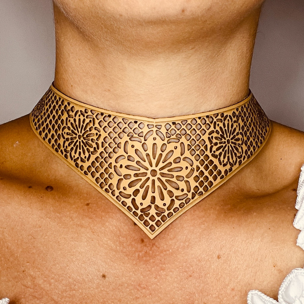 steamvoyage-collier a goccia in merletto di pelle con chiusura regolabile