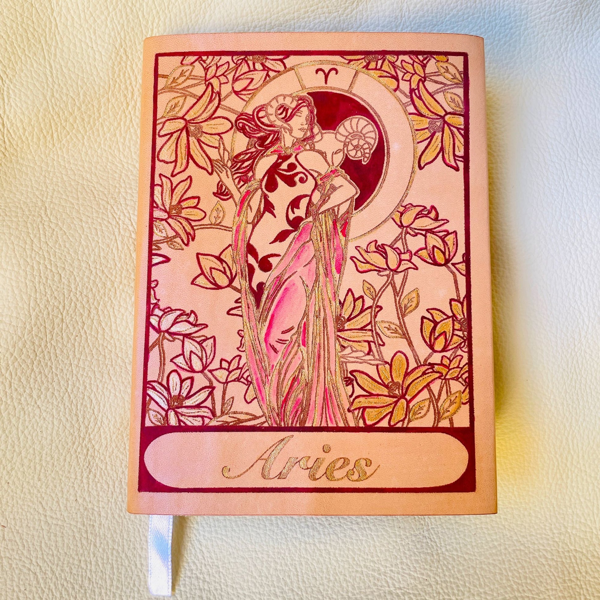 SteamVoyage - copertine per agende A6 in cuoio inciso al laser e dipinto a mano con immagini dei segni zodiacali ispirate ai miti greci - ariete