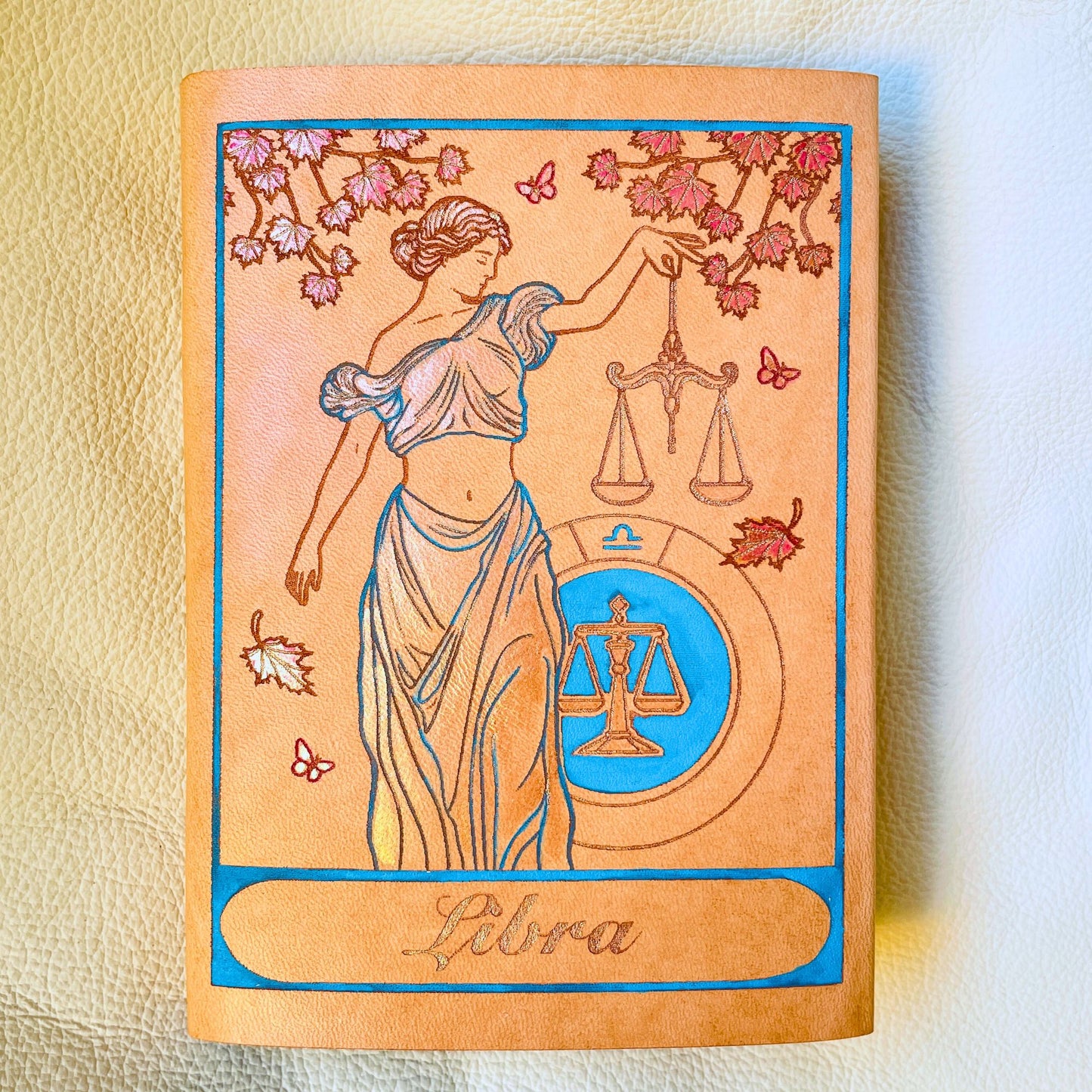 SteamVoyage - copertine per agende A6 in cuoio inciso al laser e dipinto a mano con immagini dei segni zodiacali ispirate ai miti greci - bilancia