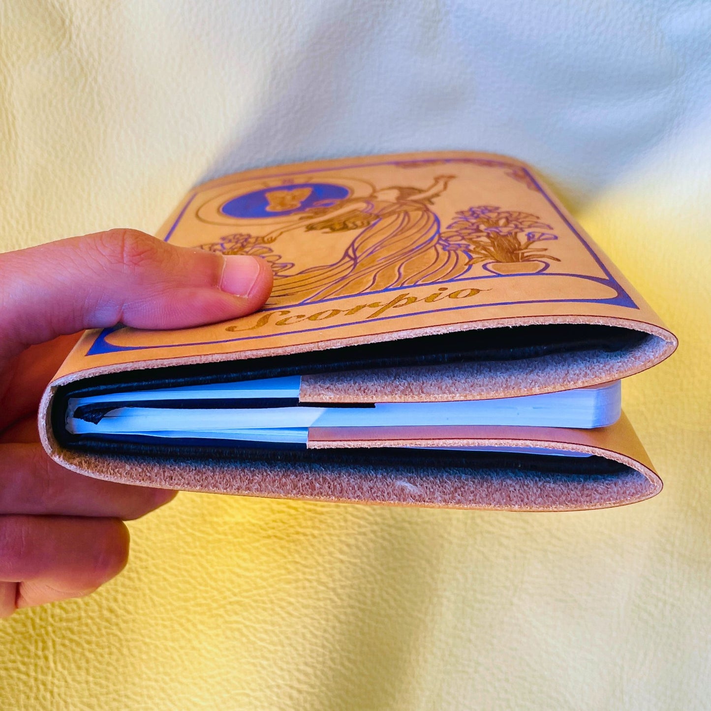 SteamVoyage - copertine per agende A6 in cuoio inciso al laser e dipinto a mano con immagini dei segni zodiacali ispirate ai miti greci - bordo inferiore