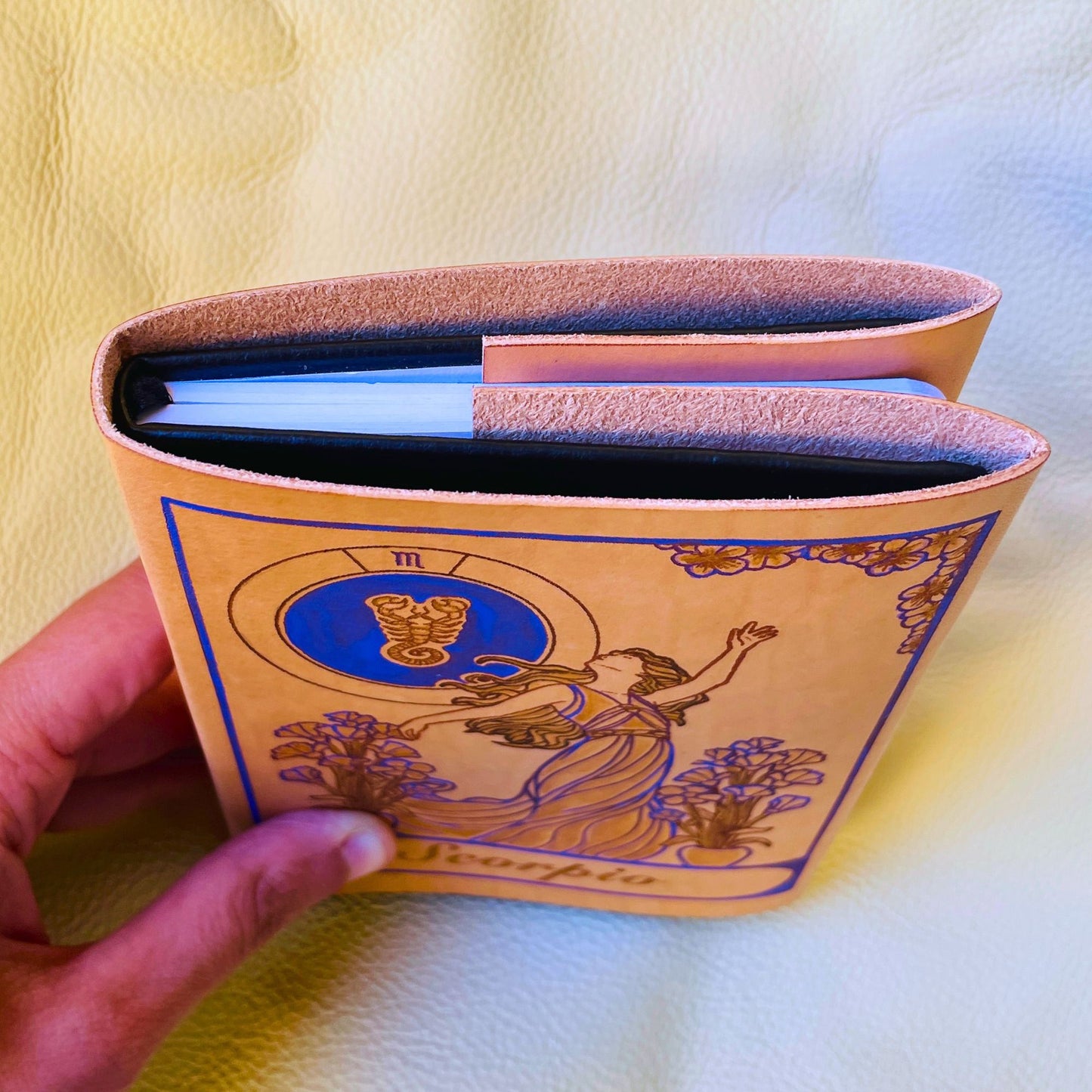 SteamVoyage - copertine per agende A6 in cuoio inciso al laser e dipinto a mano con immagini dei segni zodiacali ispirate ai miti greci - lato superiore