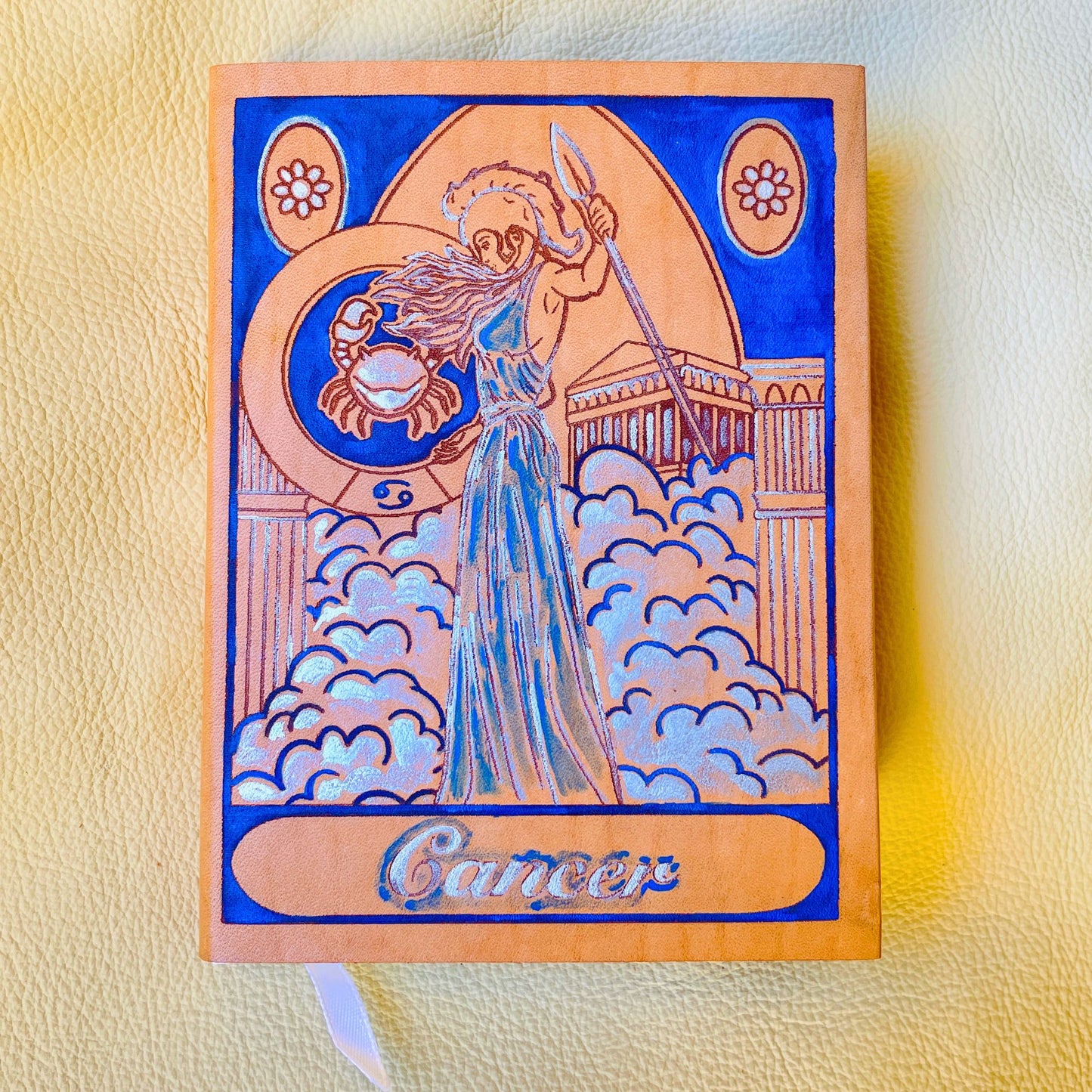SteamVoyage - copertine per agende A6 in cuoio inciso al laser e dipinto a mano con immagini dei segni zodiacali ispirate ai miti greci - cancro