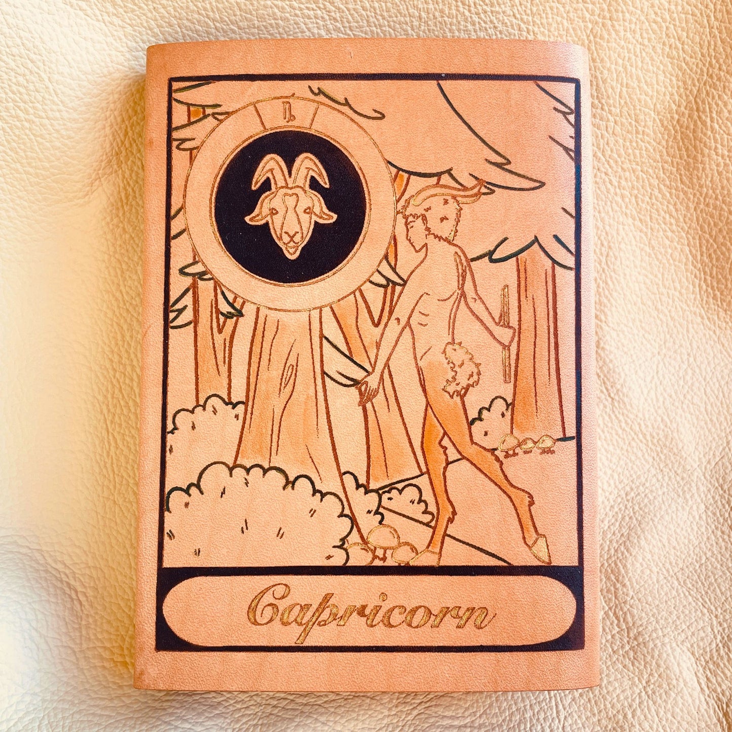 SteamVoyage - copertine per agende A6 in cuoio inciso al laser e dipinto a mano con immagini dei segni zodiacali ispirate ai miti greci - capricorno