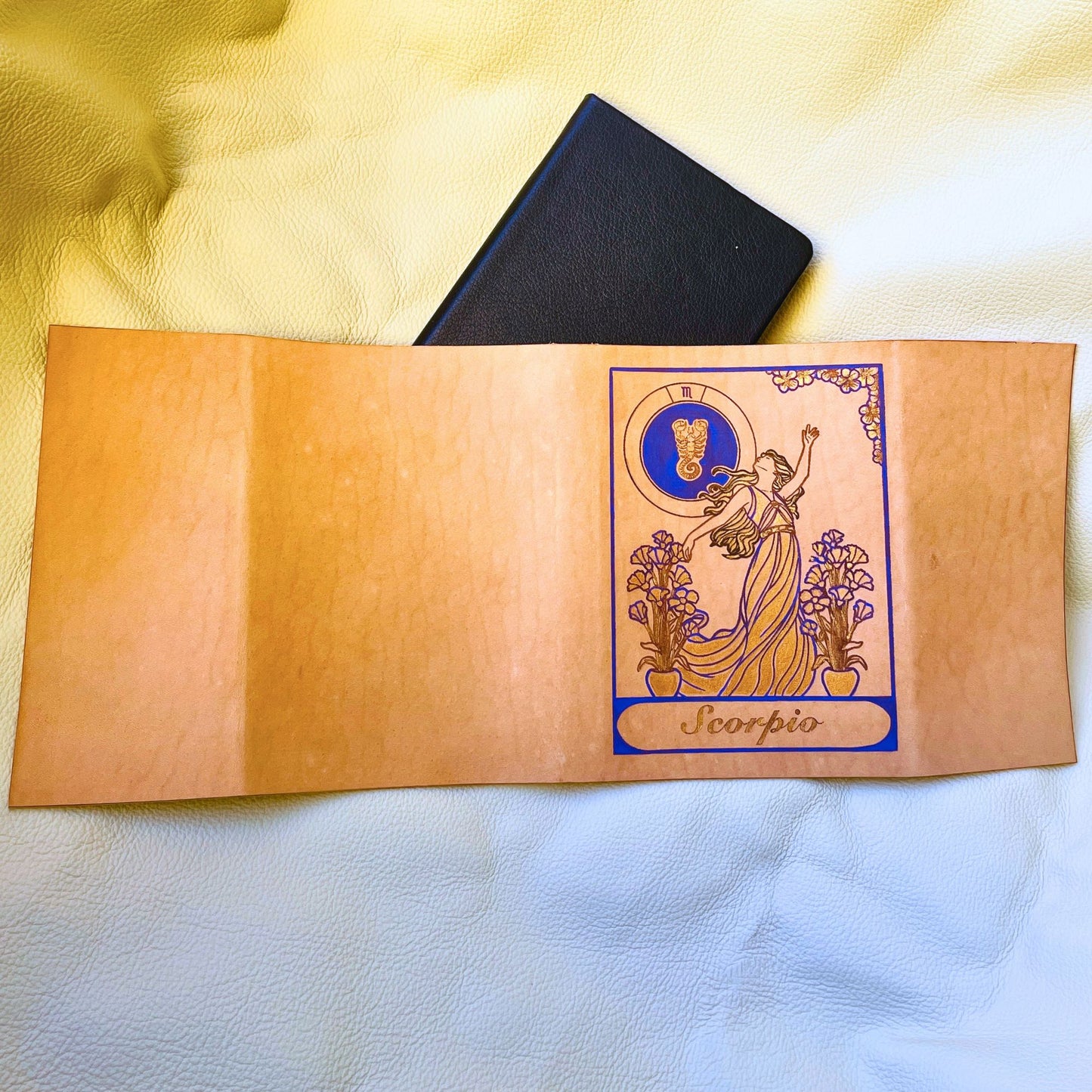 SteamVoyage - copertine per agende A6 in cuoio inciso al laser e dipinto a mano con immagini dei segni zodiacali ispirate ai miti greci - esterno
